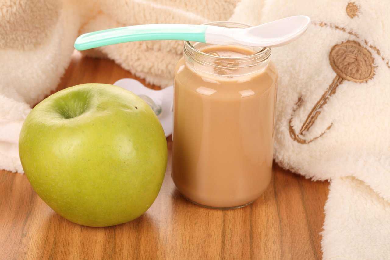Ребенку можно свежее яблоко. Яблочное пюре для детей. Яблочное пюре детское питание. Детское питание пюре яблоко. Фруктовое пюре домашнее.