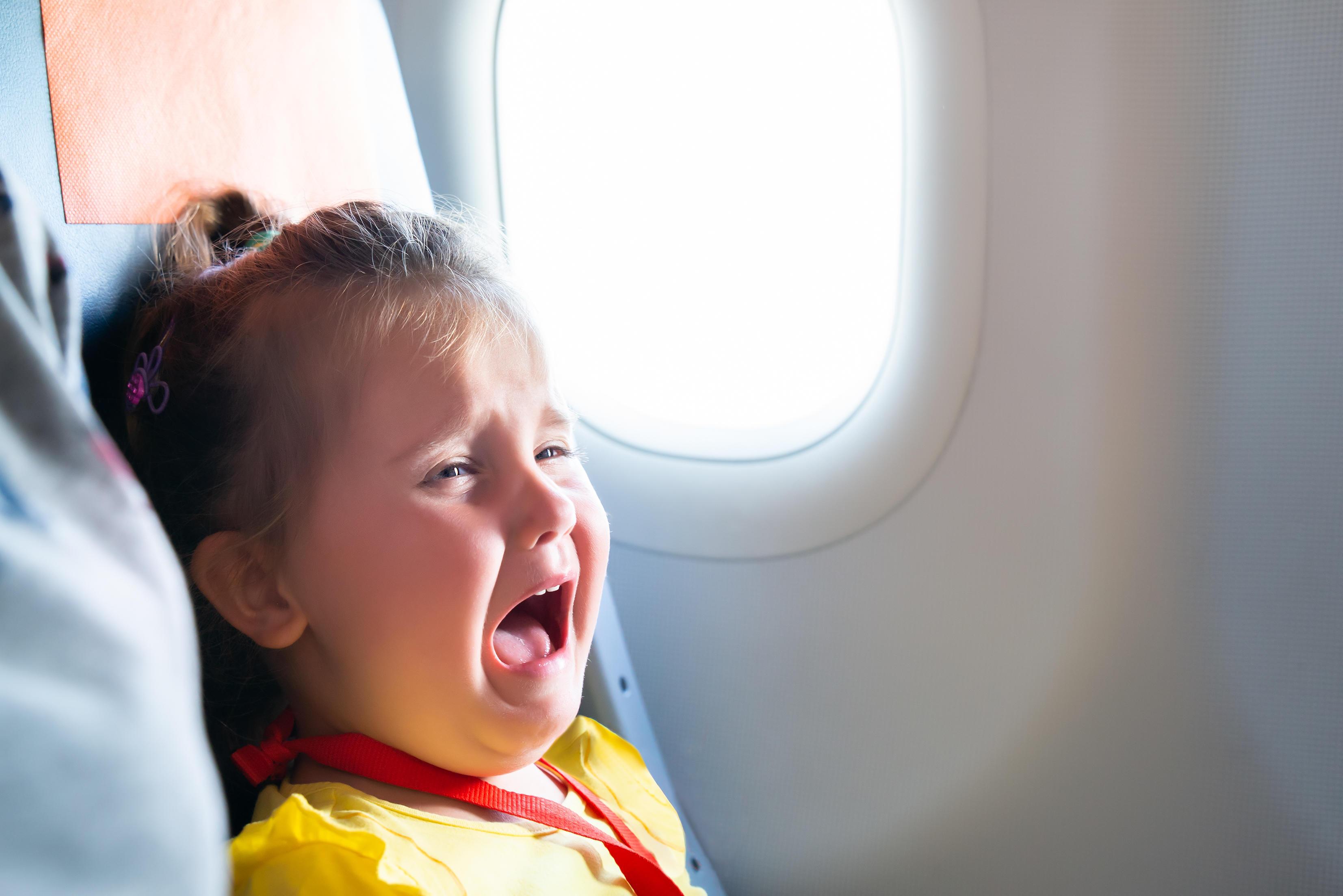 Самолет с маленьким ребенком. Самолет для детей. Ребенок плачет в самолете. Орущие дети в самолете. Полет с детьми на самолете.