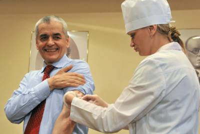 Введение вакцины в плечо