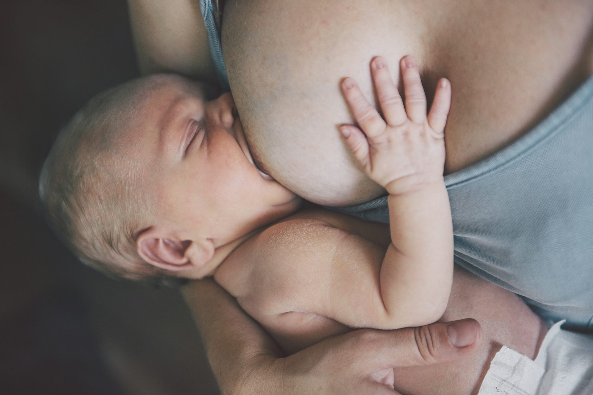 почему новорожденный сосет только одну грудь фото 1