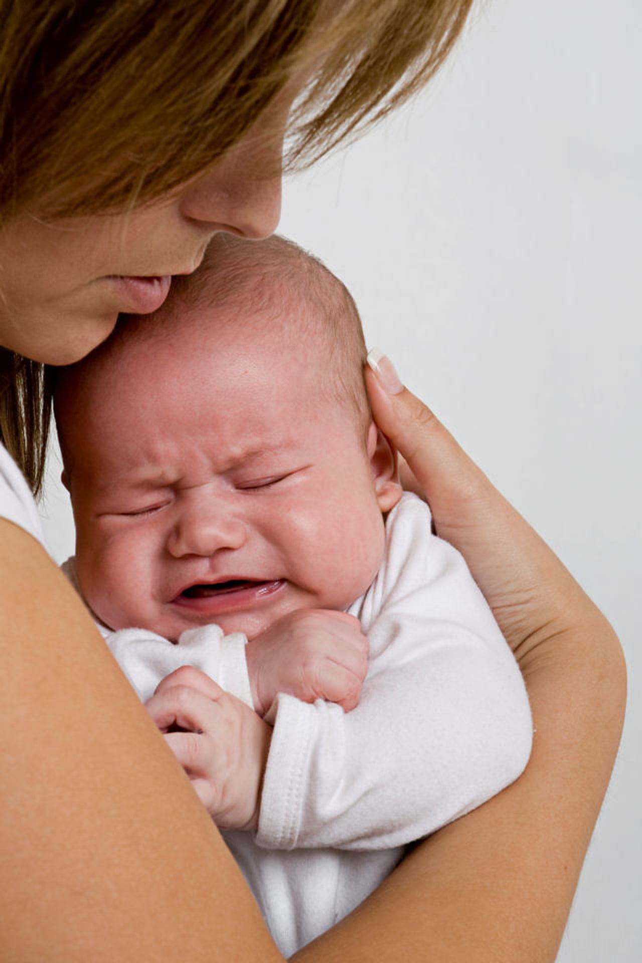 Lose baby. Плачущая женщина с ребенком. Плачущий ребенок и мама. Мама и ребенок плачет. Плачущий ребенок на руках у мамы.