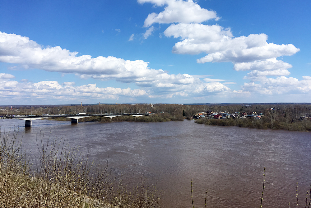 Вид на реку Вятку. На другом берегу находится Дымковская слобода