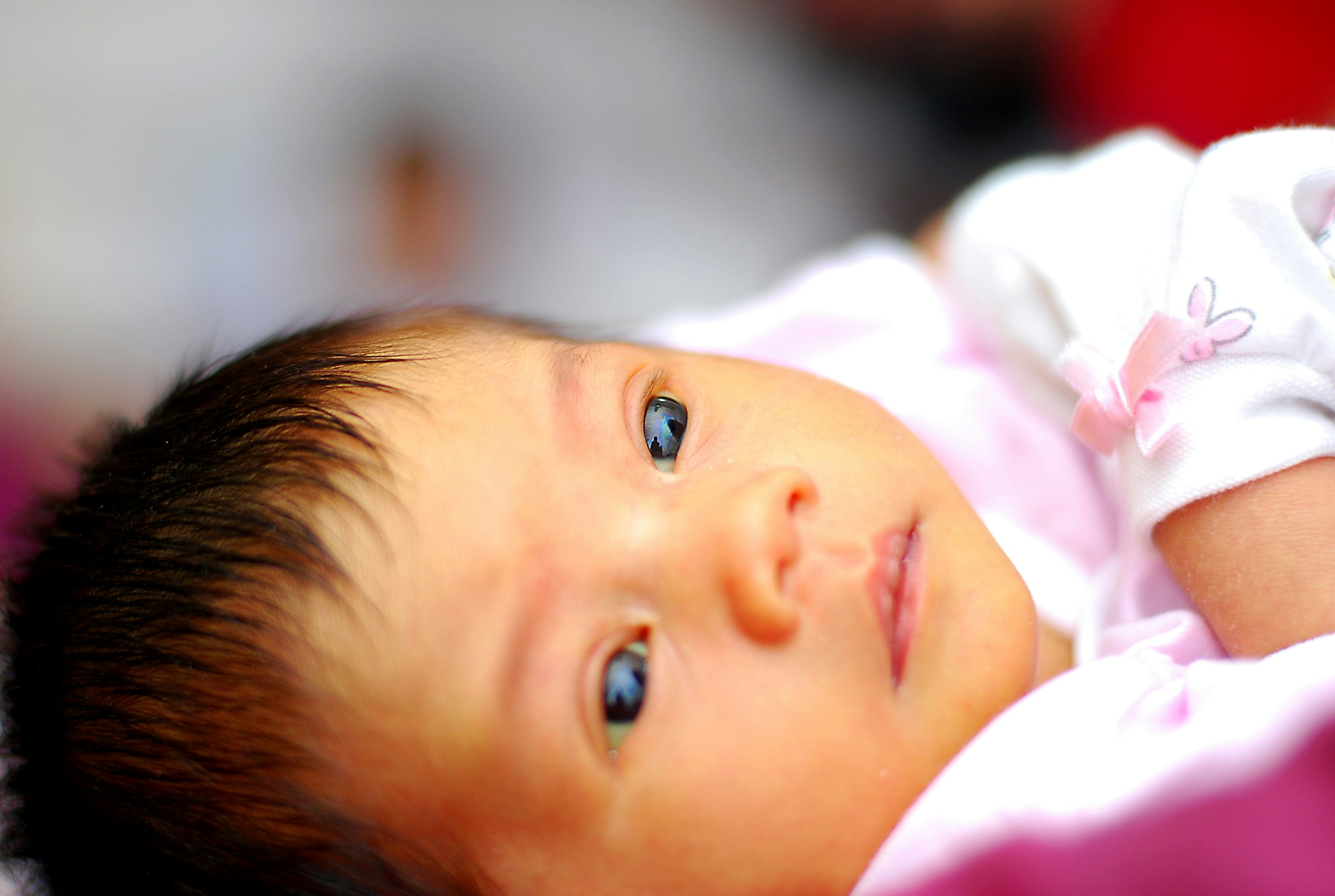 Белки глаз новорожденного. Желтушка у новорожденных глазки. Глаза новорожденного. Желтуха у новорожденных глаза. Глаза у новорожденных детей.