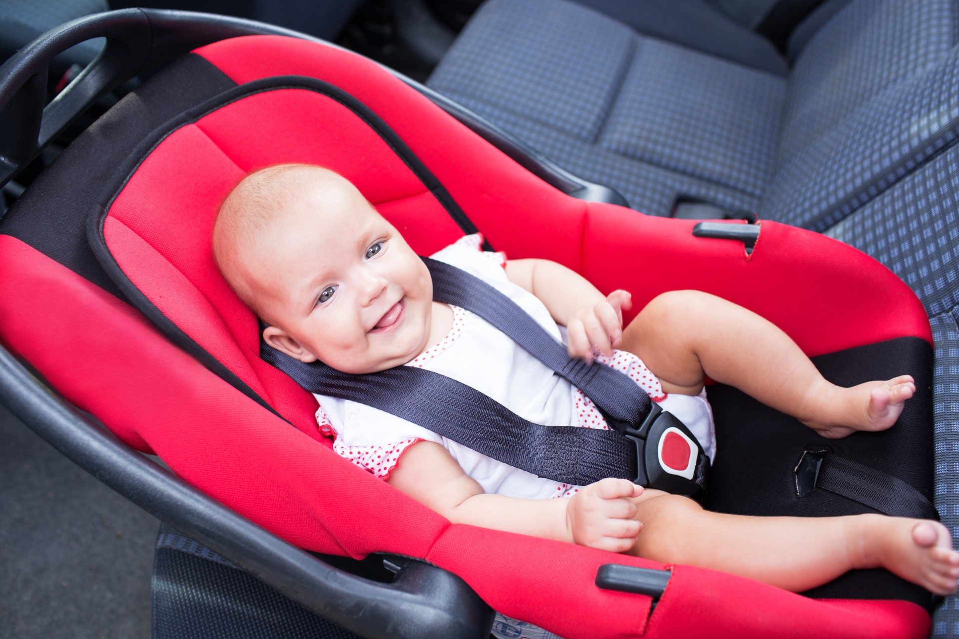 Грудные дети в машине. Детское кресло. Автокресло для малышей. Автолюлька в автомобиле. Кресло для новорожденных в машину.