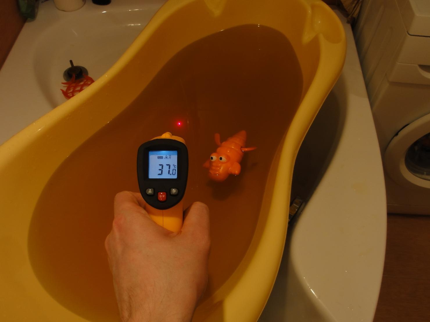 Проверка температуры воды в ванночке
