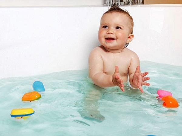 Вечернее купание помогает хорошему засыпанию ребенка