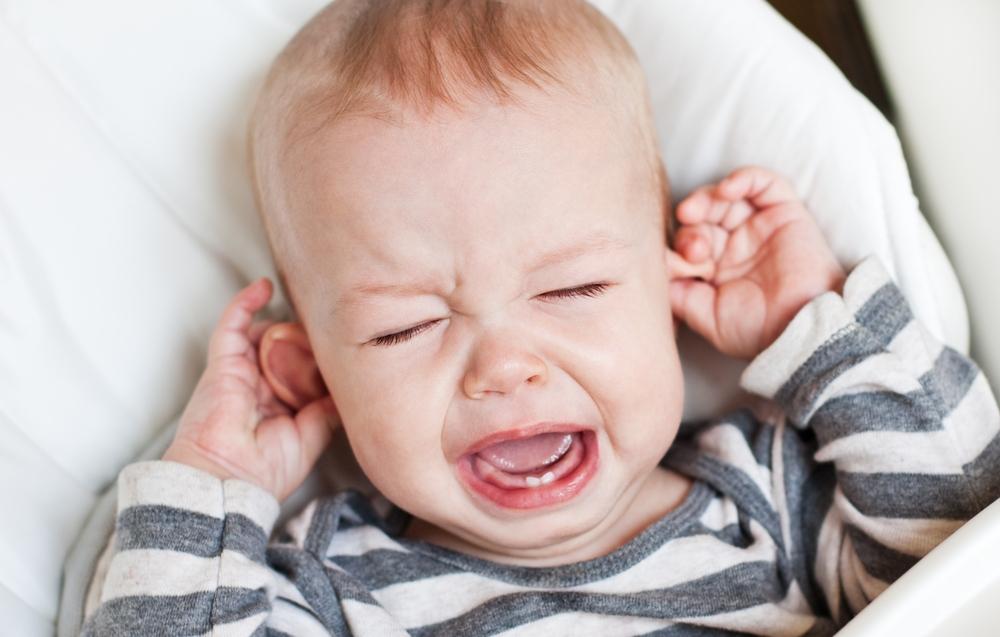 Если малыш плачет, не просыпаясь, это повод забеспокоиться