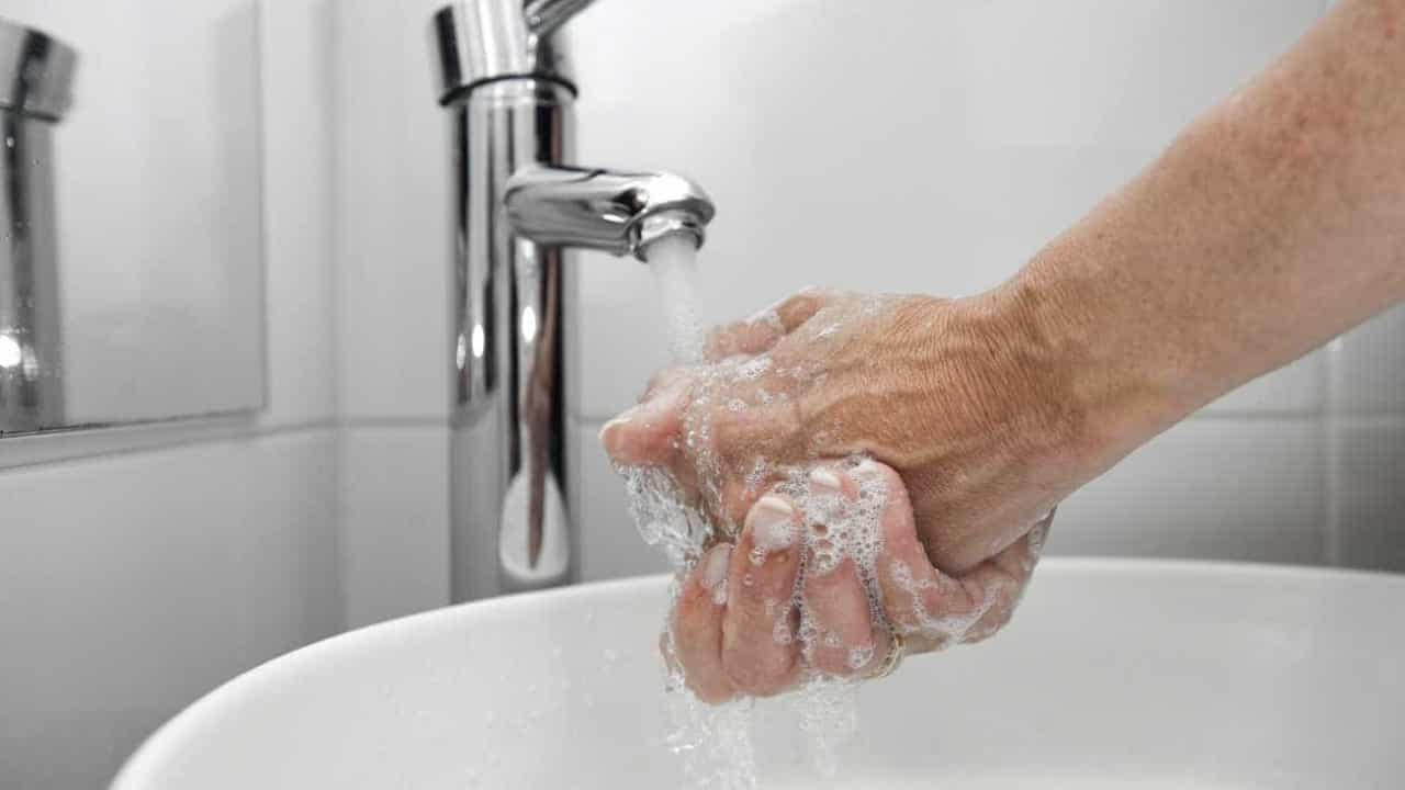 Руки моют мылом