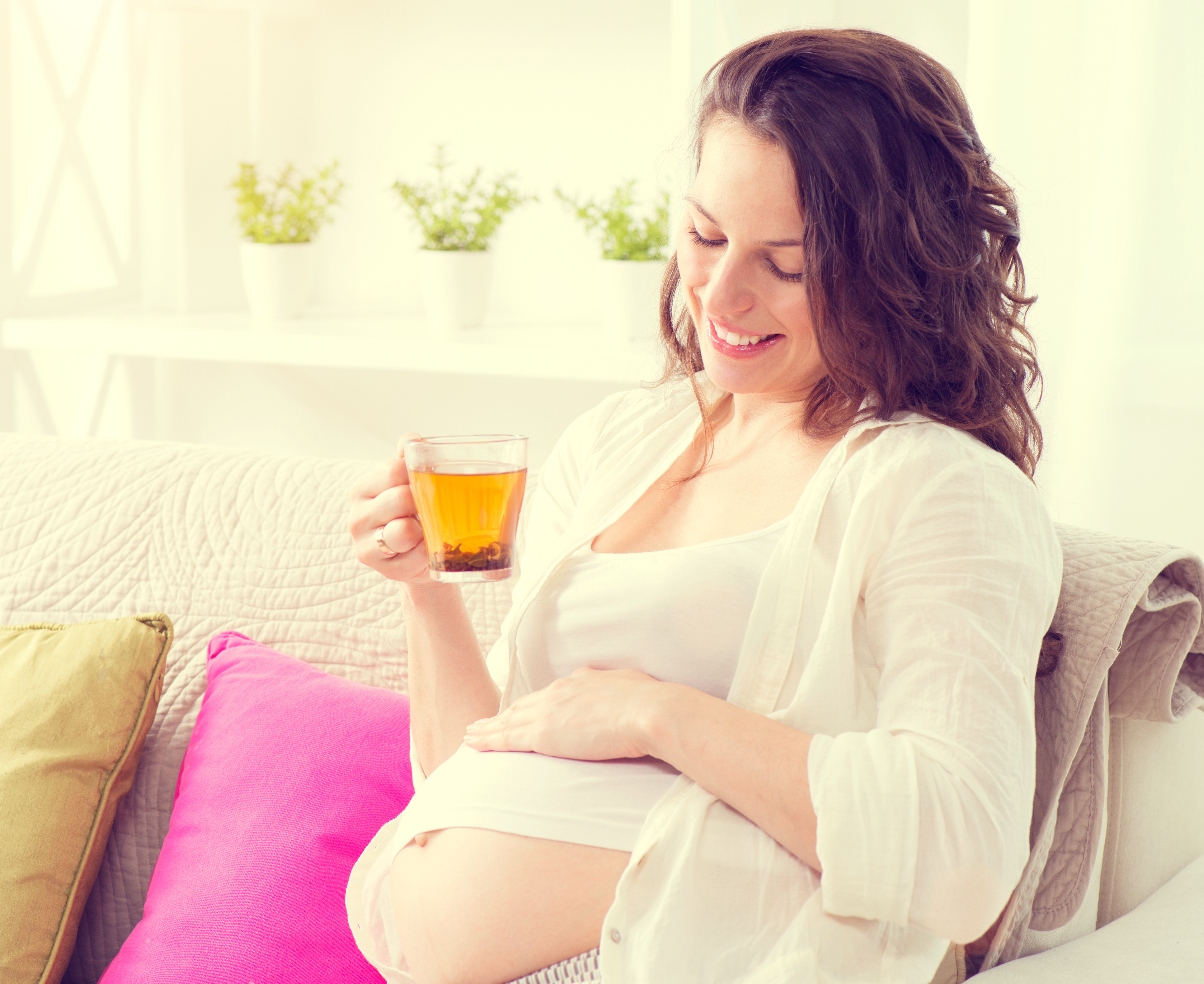 Что попить беременной. Женщина пьет чай. Девушка пьет чай.
