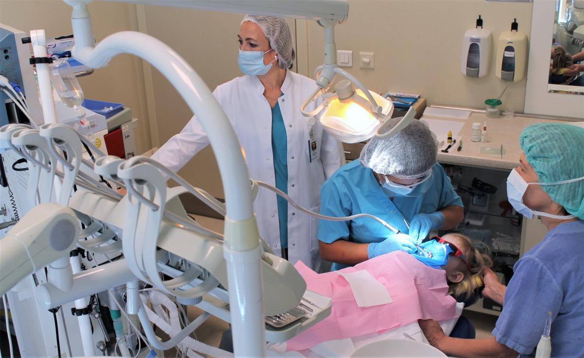 При операции делают анестезию. Стоматология под общим наркозом. Общая анестезия в стоматологии. Зуб под общим наркозом.