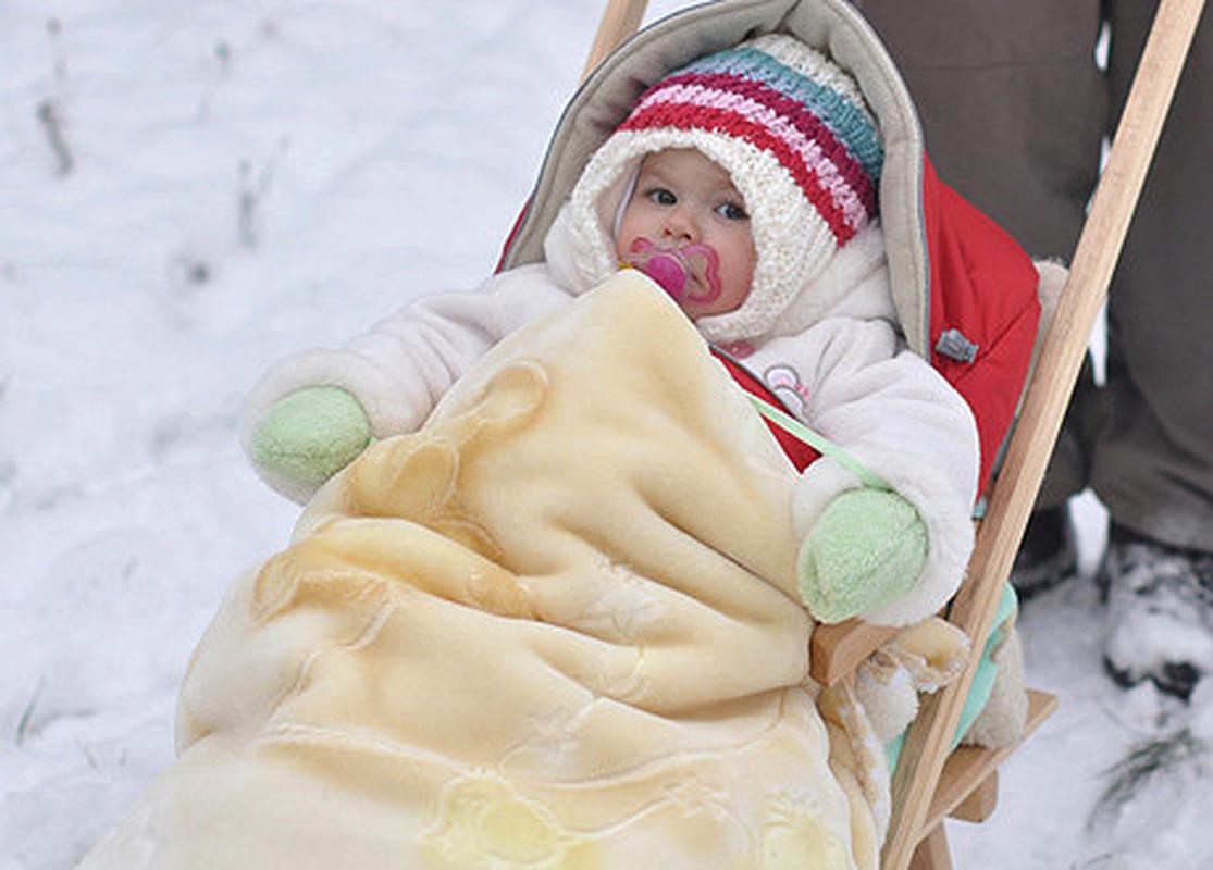 Сколько можно гулять ребенку зимой. Укутанный малыш. Зимняя фотосессия на улице новорожденного ребенка. Малыш зимой на прогулке. Во что одевать ребенка зимой.
