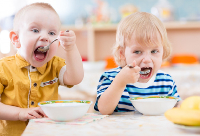 Дети едят первое блюдо