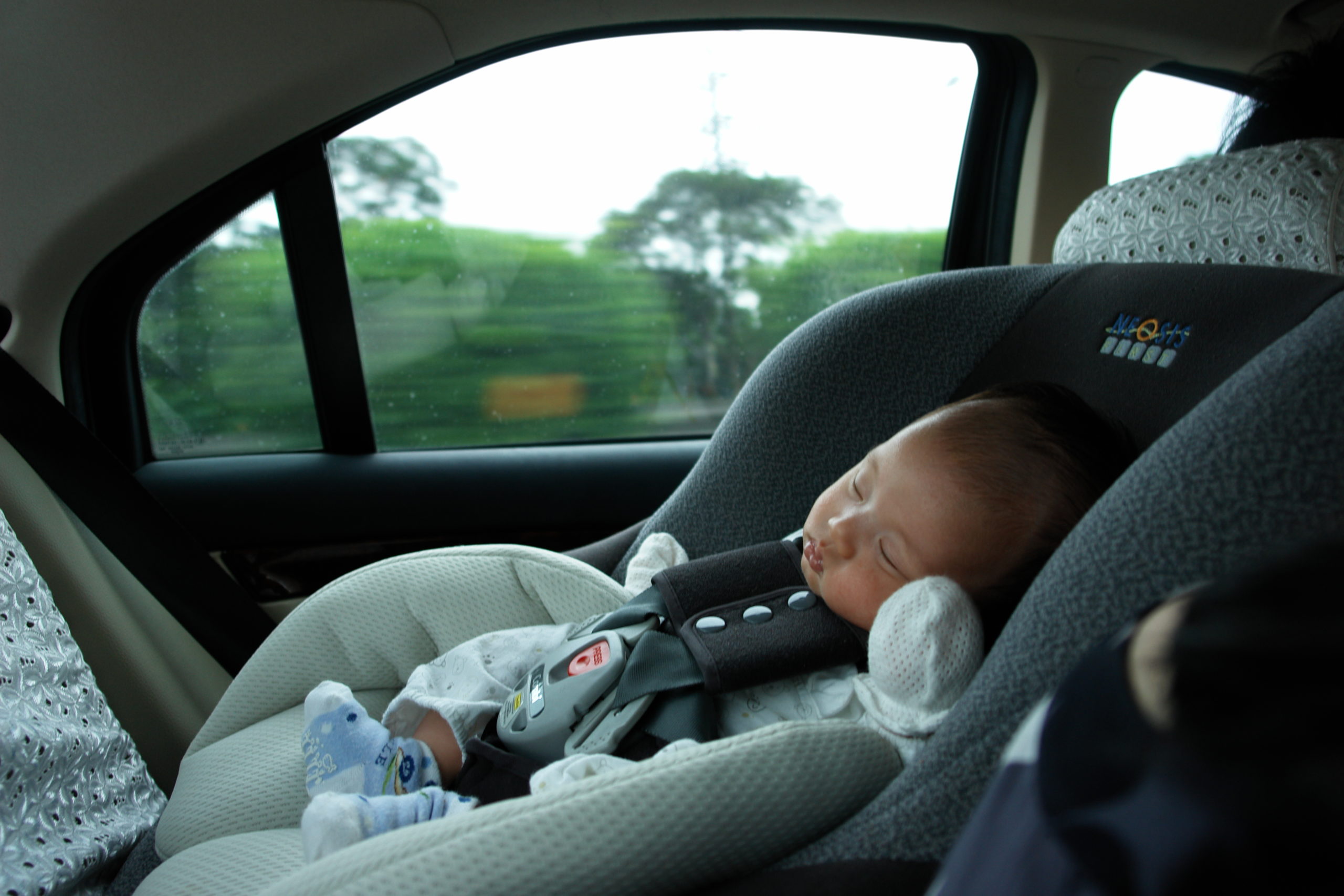 Грудные дети в машине. Младенец в машине. Перевозка грудничков в автомобиле. Перевоз новорожденных в автомобиле. Новорожденный в машине.