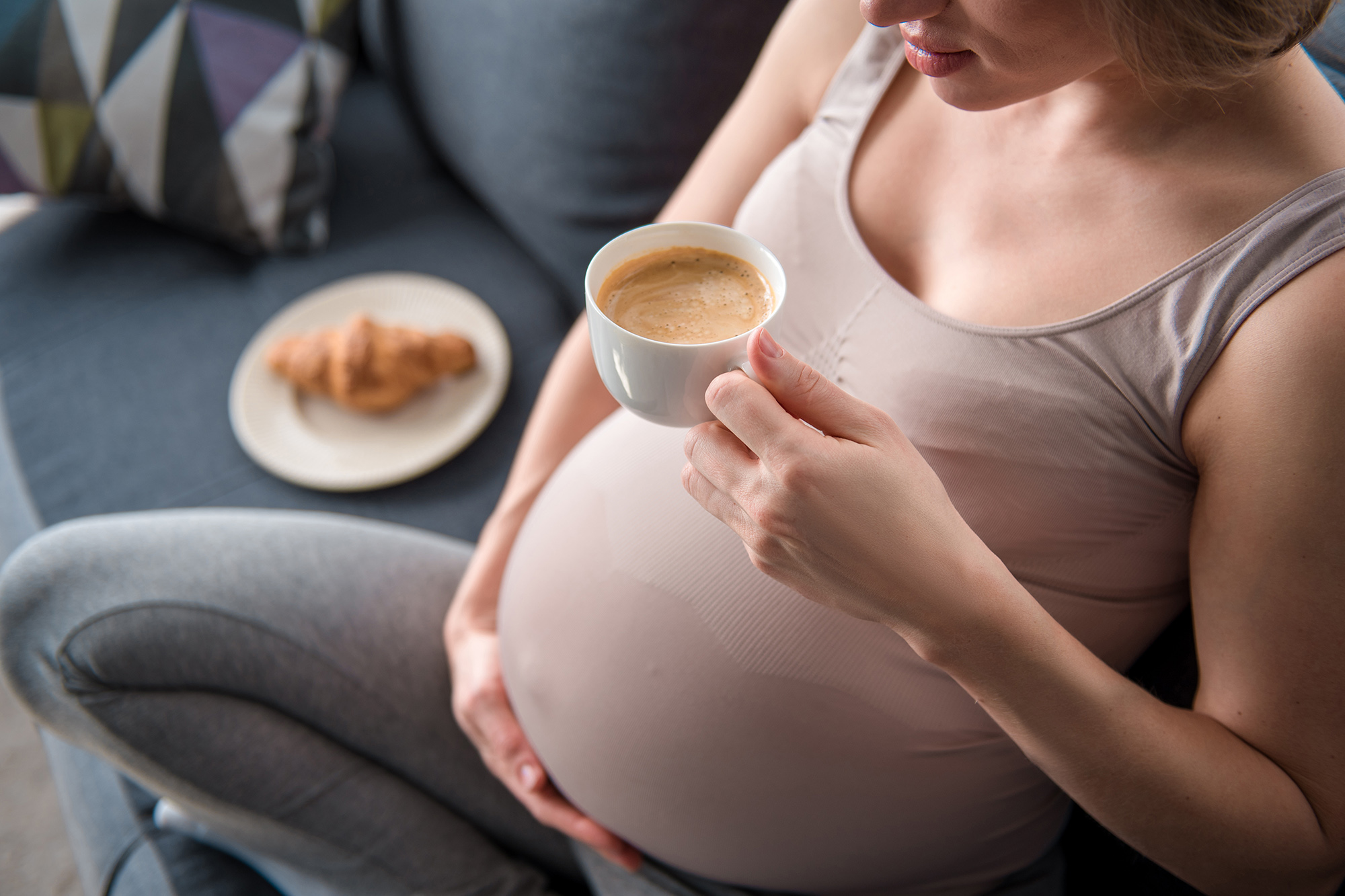Кофеин беременным. Беременным нельзя кофе. Кофе пить беременным.