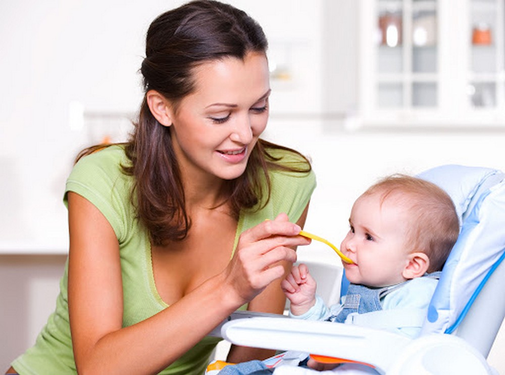 Необязательно приобретать стульчик для кормления сразу после рождения малыша – можно дождаться возраста в 4-6 месяцев, когда он действительно понадобится