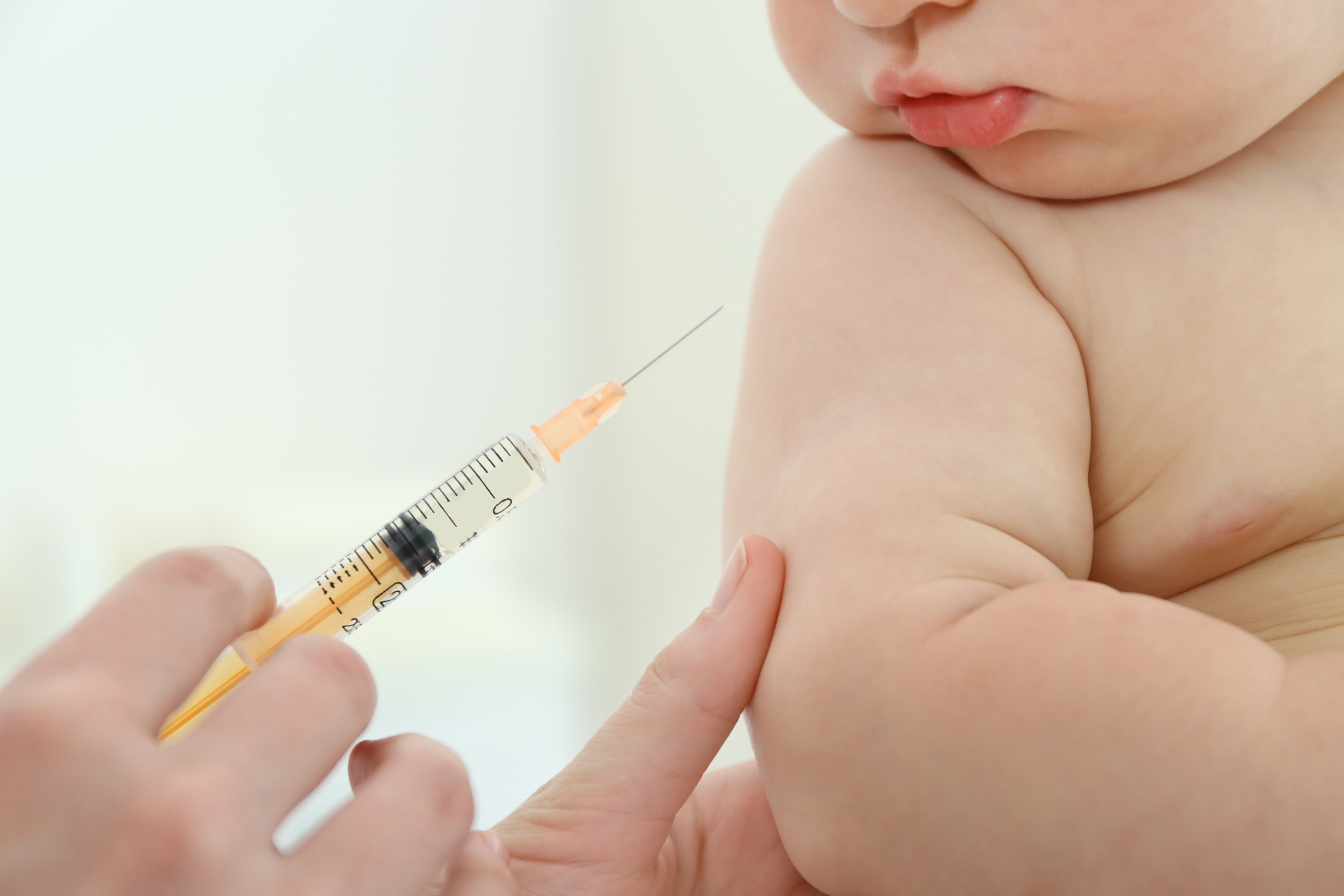 Вакцина против акдс. Вакцинация детей. Вакцина от коклюша детям. Вакцинация от дифтерии. Вакцина от дифтерии.