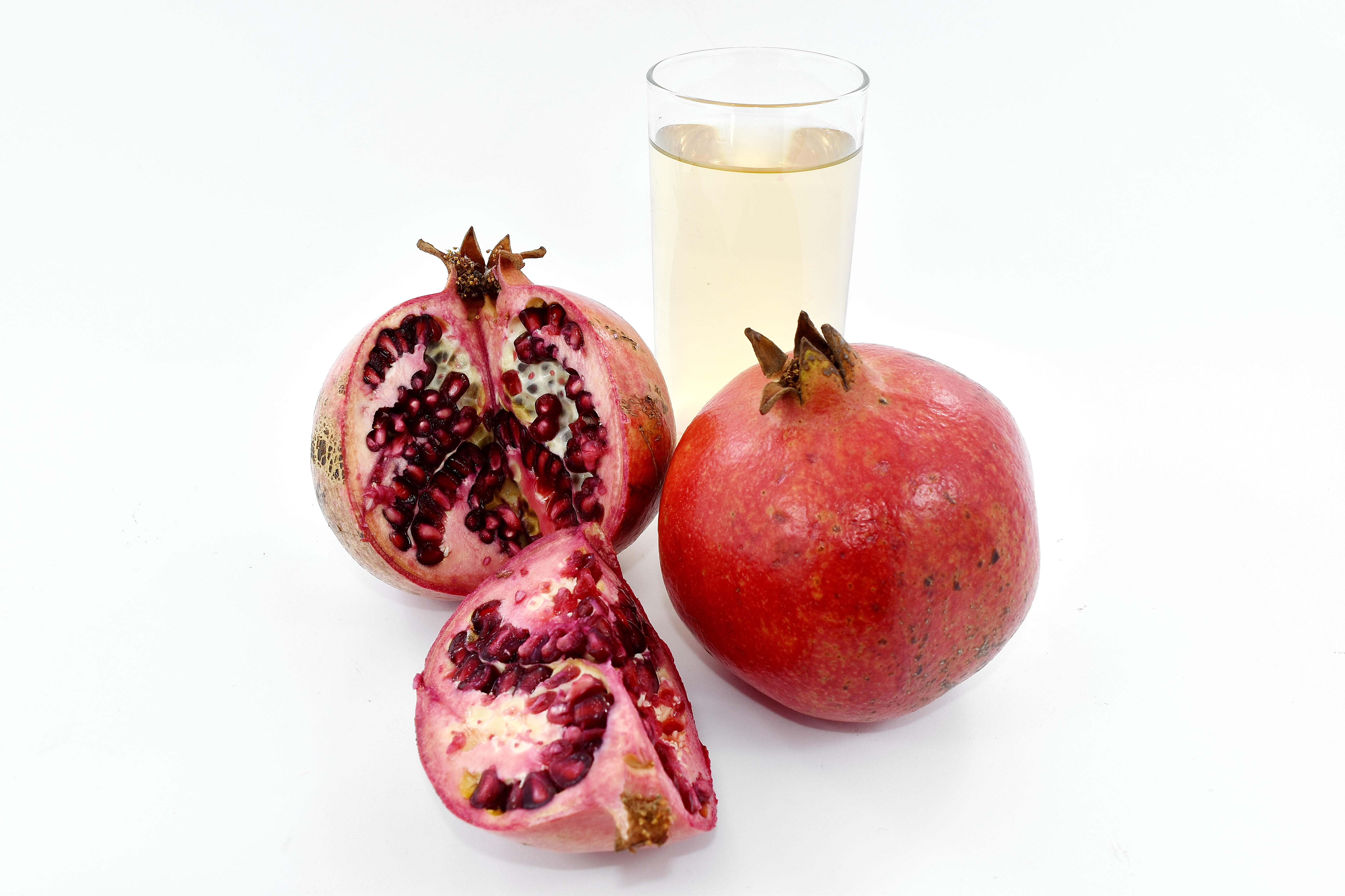 Гранатовый сок при диабете 2 типа можно. Гранат сок. Гранатовый сок на белом фоне. Свежевыжатый гранатовый сок. Гранат Pomegranate.
