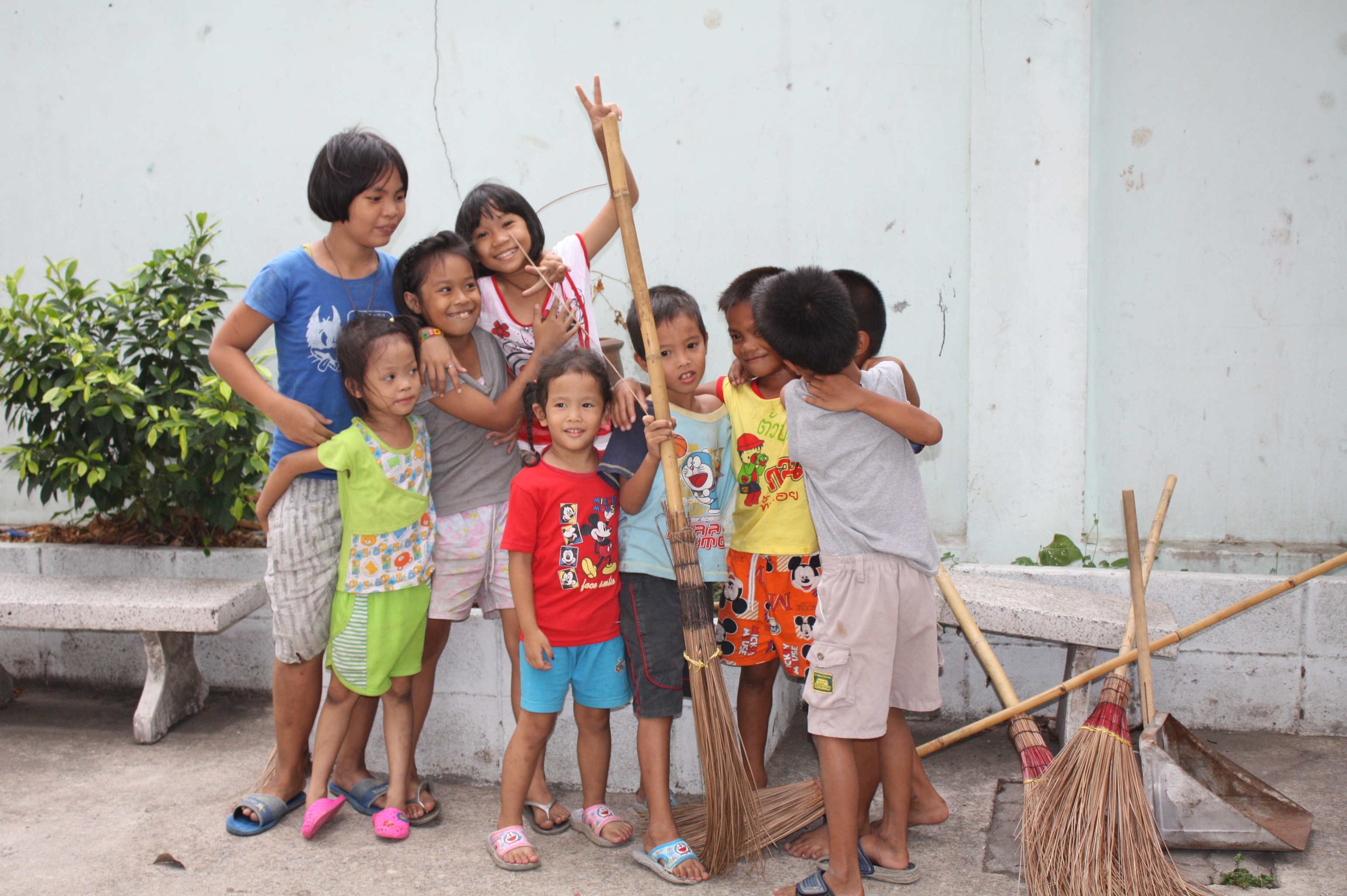 Азия дол. Тайланд дети. Дети из Тайланда. Азиатский детский садик. Воспитание детей в Тайланде.