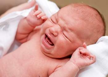 когда у новорожденного появляются слезы: функции слез