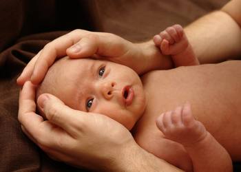 когда у новорожденного появляются слезы: причины и симптомы закупорки слезных каналов