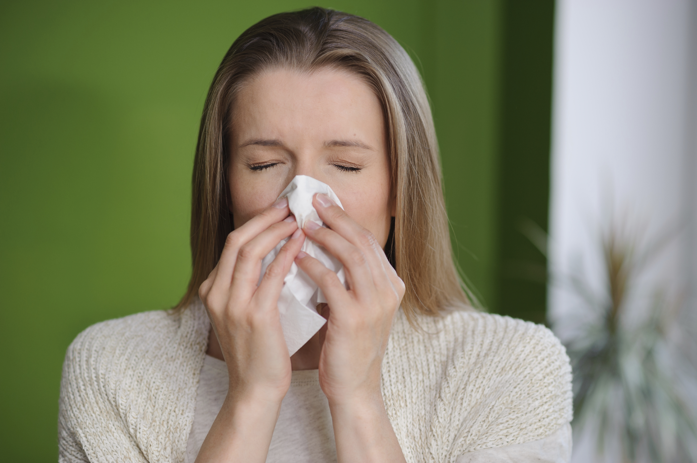 Сильный кашель сопли температура. Аллергия заложенность носа чихание. Больной аллергическим ринитом\.