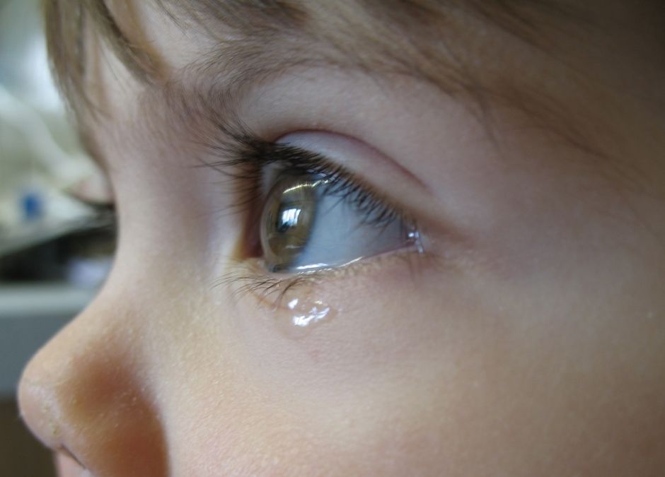 Ребенок температура слезятся глаза. Слезы ребенка. У ребёнка слезитя глаза. У малыша слезится глаз. Детский глаз со слезой.