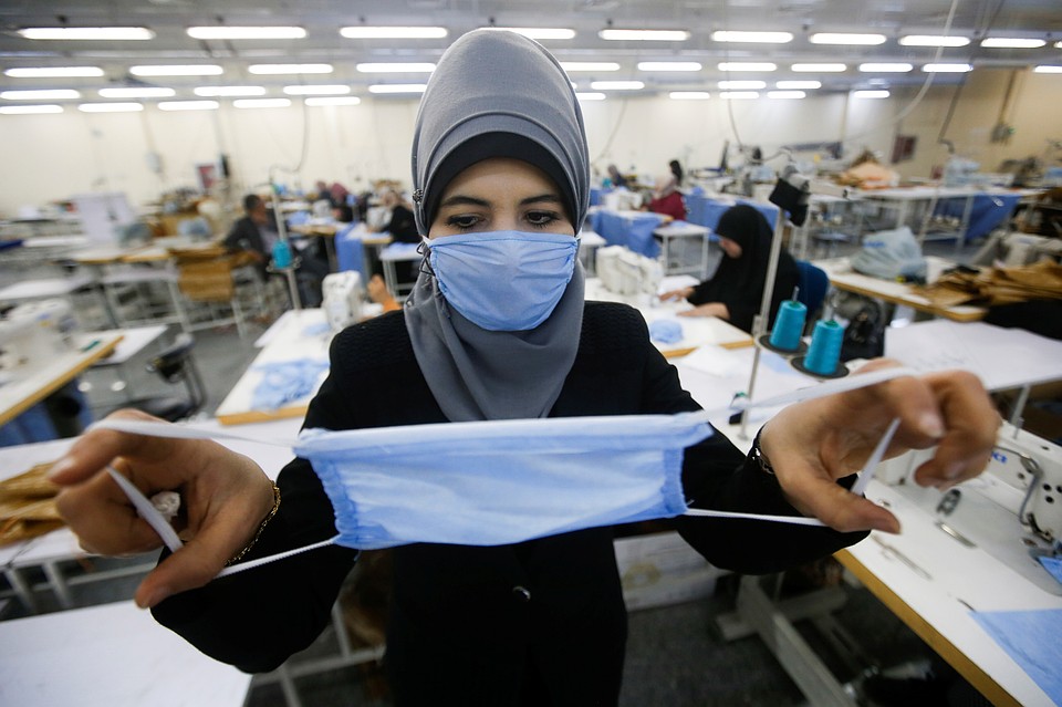 Во всем мире срочно наращивают объемы выпуска медицинских масок. Фото: REUTERS