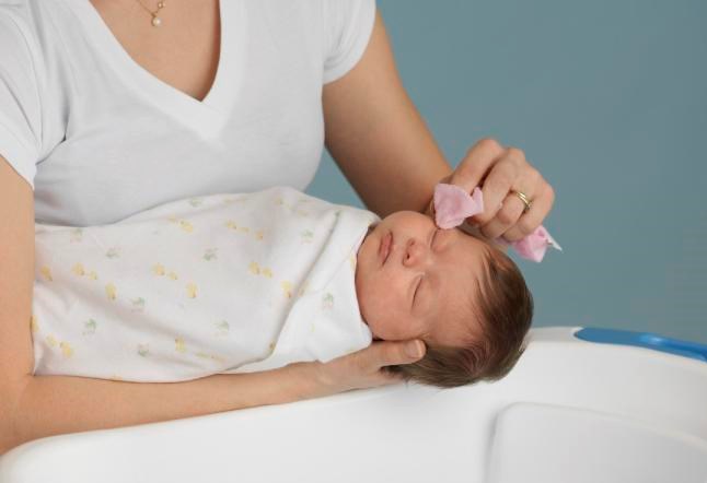 физраствор для промывания глаз новорожденному ребенку можно