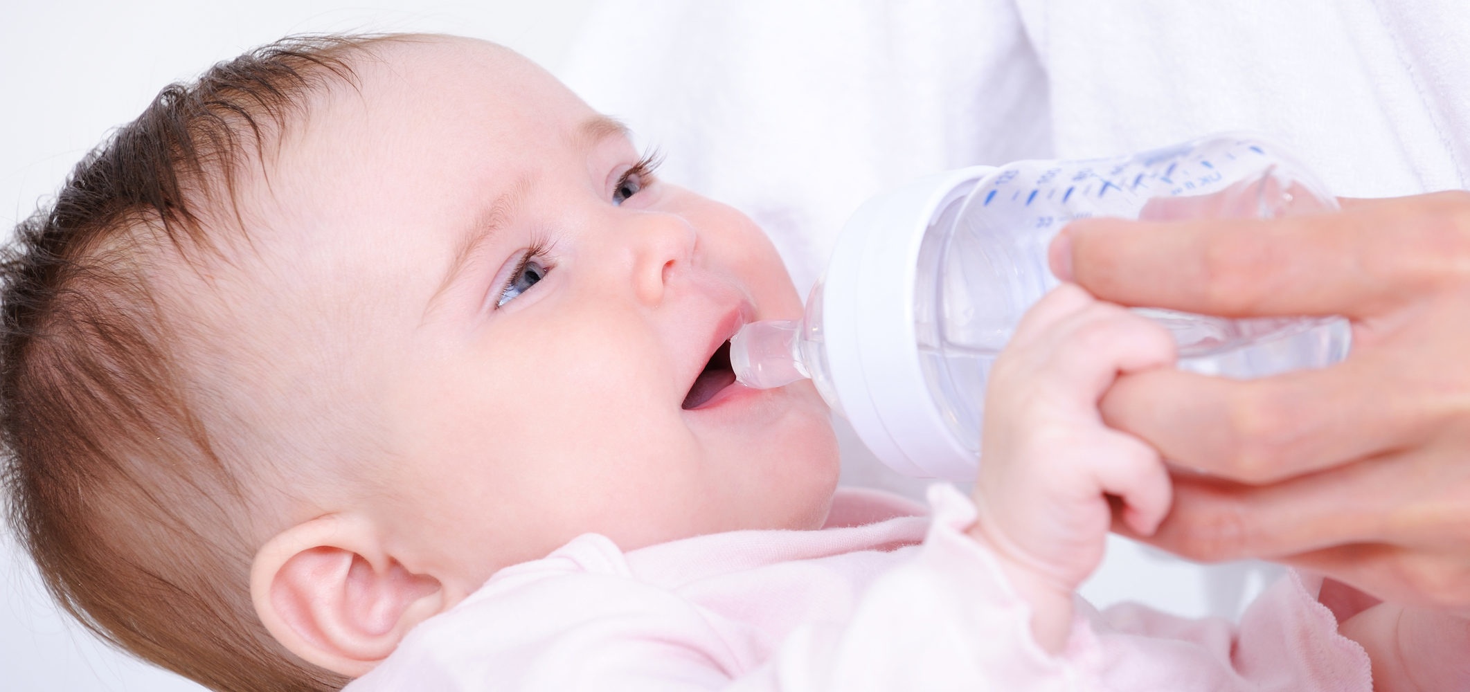 Вода новорожденному при смешанном вскармливании. Малыш пьёт водичку. Вода для новорожденных детей. Новорожденный в воде. Грудной ребенок в воде.