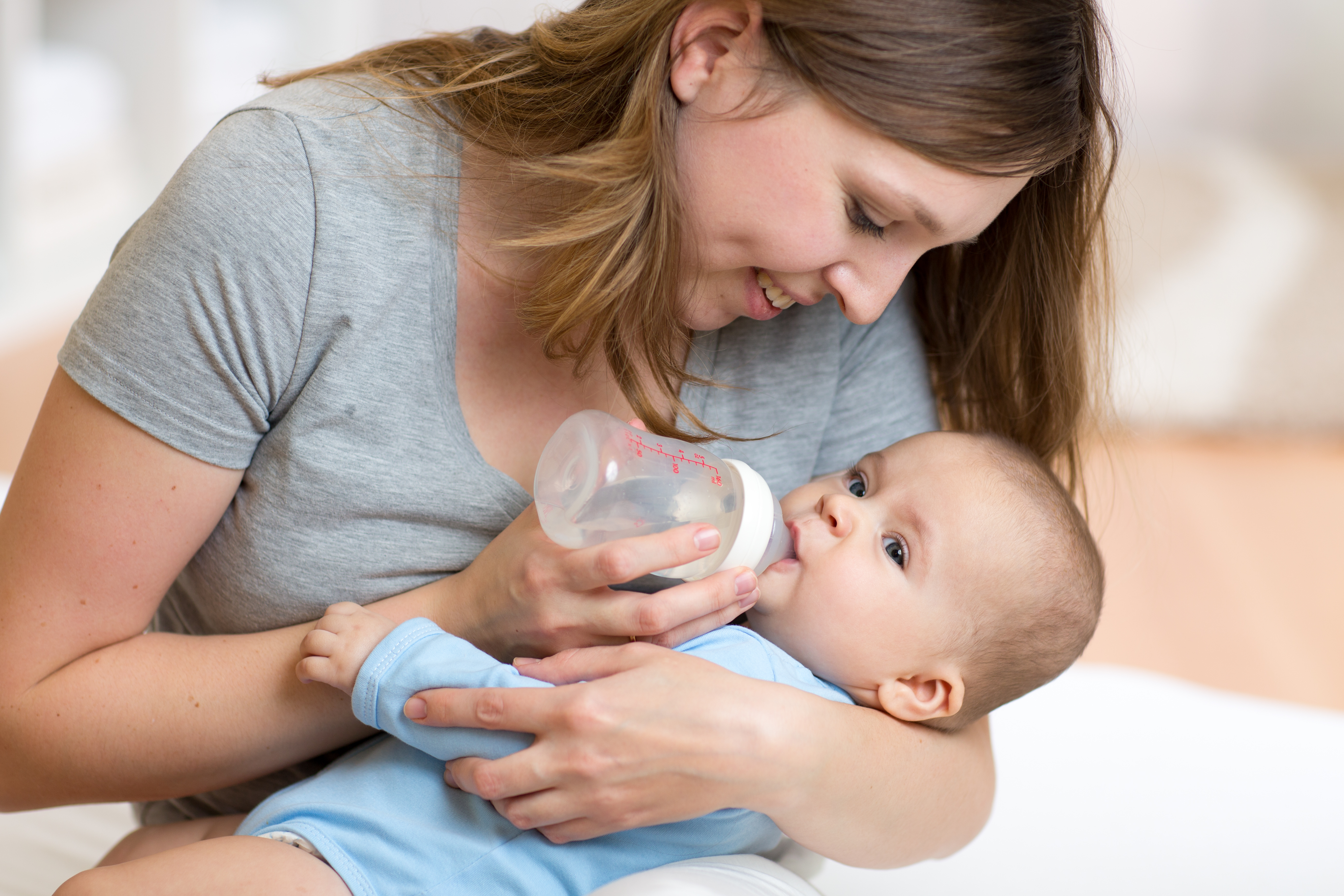 Можно ли при грудном вскармливании пить молоко. Бутылочка для кормления. Вскармливание детей. Мама кормит малыша. Вскармливание новорожденных.
