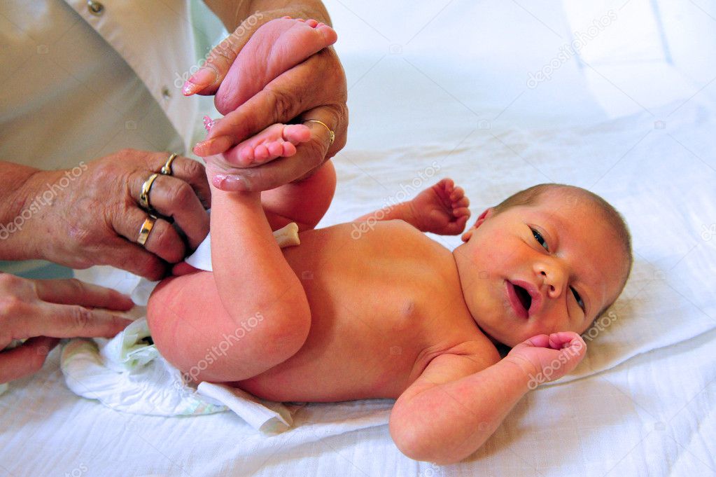 Желтуха у доношенного новорожденного. Неонатальная желтуха физиологическая. Желтушка у новорожденных. Желтуха у детей новорожденных. Желтушность у новорожденных.