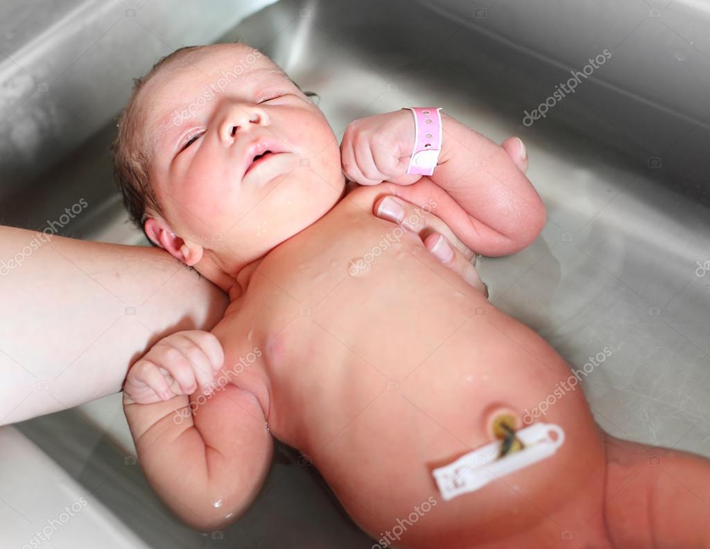 Первый день купания. Купание новорожденного ребенка. Температура для купания новорожденного ребенка. Купание новорожденного ребенка после роддома.