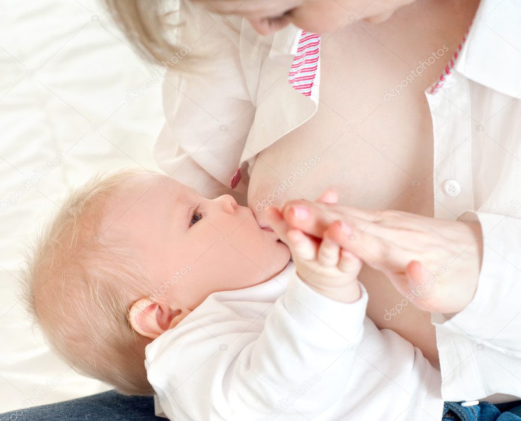 Показала маленький сосок. Молочная грудь. Младенец грудное молоко. Кормление грудью. Ребенок и грудное молоко.