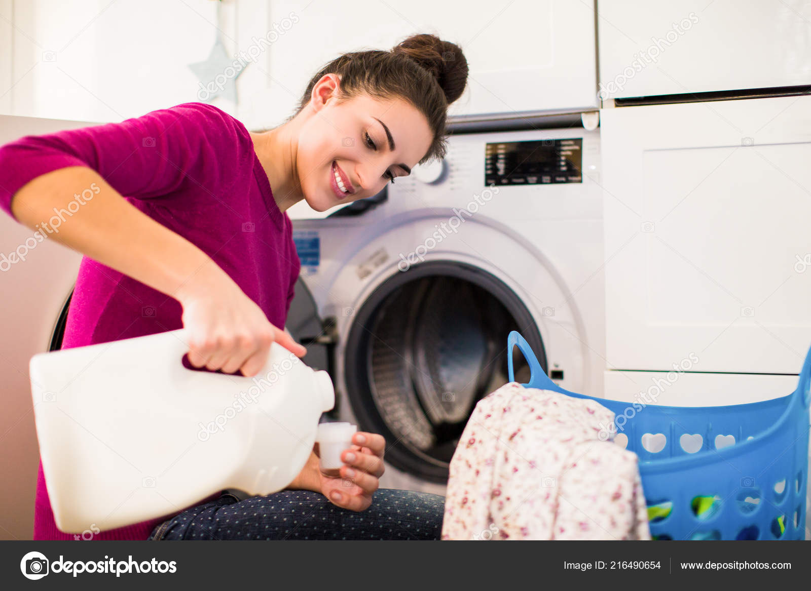 Wash это. Стирка одежды. Одежда в стиральной машине. Стиралка с вещами. Белье в машинке.