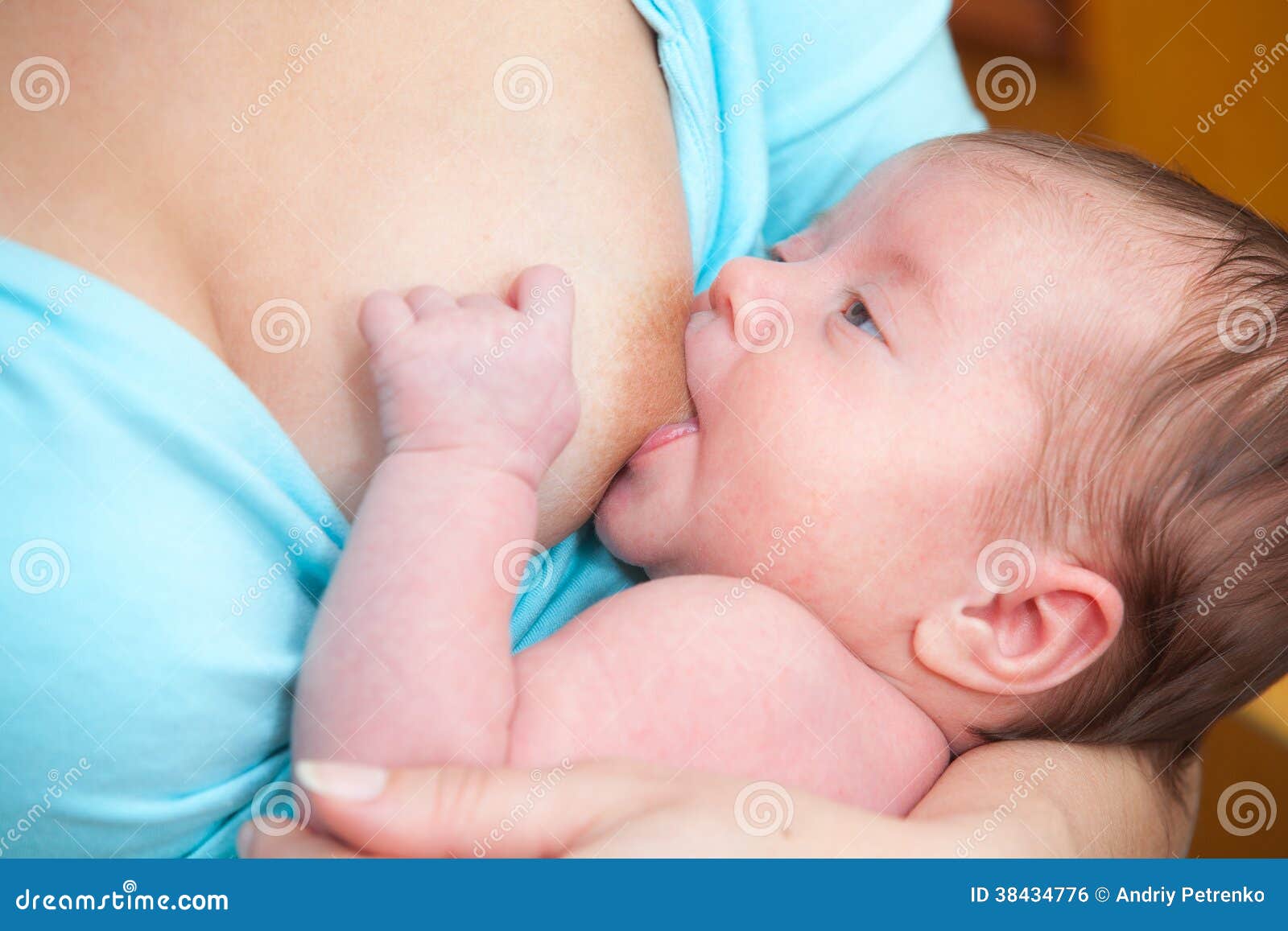 новорожденный сосет одну грудь фото 53