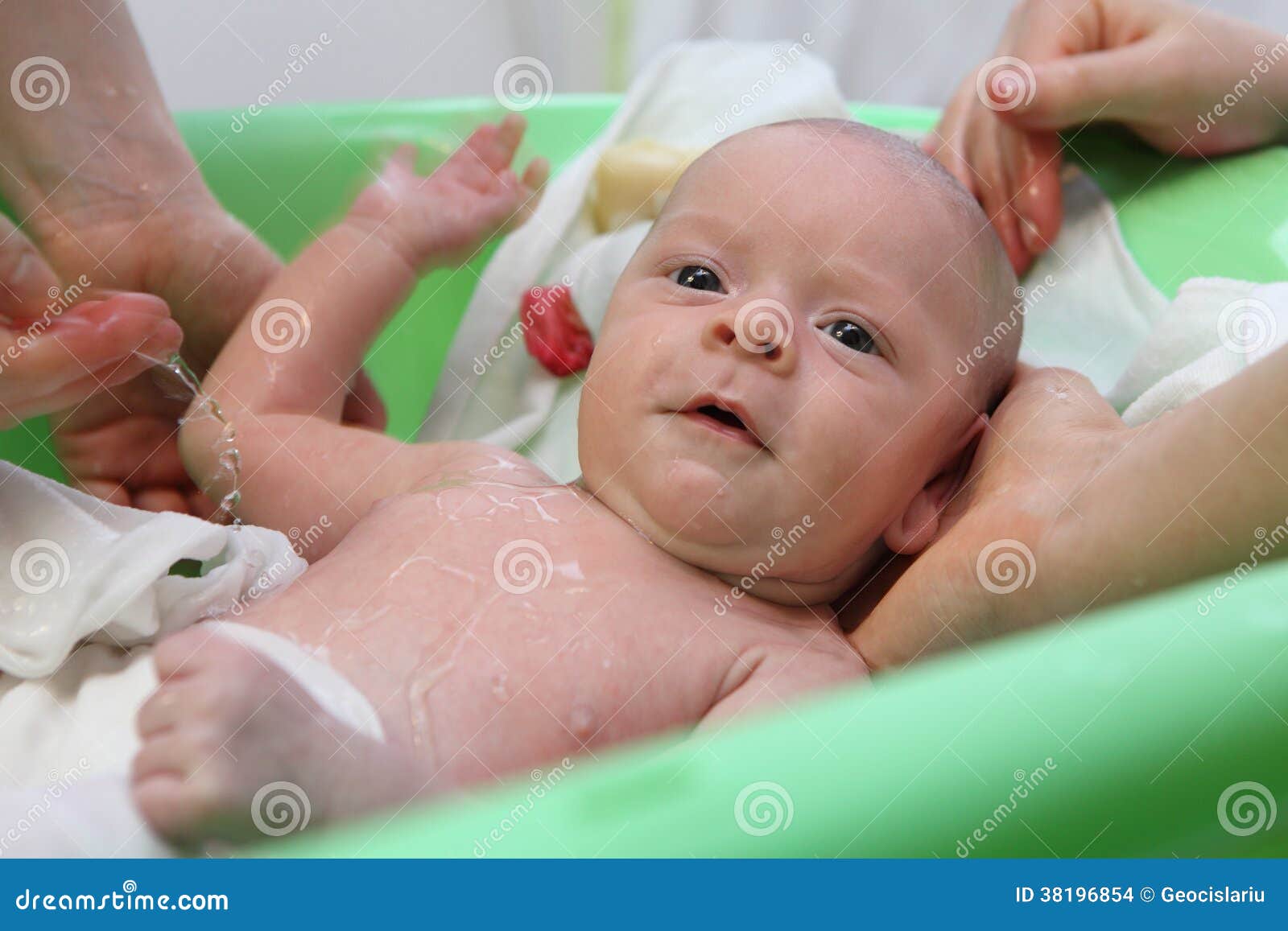 После прививки гепатита можно купать. Купание новорожденного ребенка. Купание малыша после роддома. Гигиена новорожденных девочек.