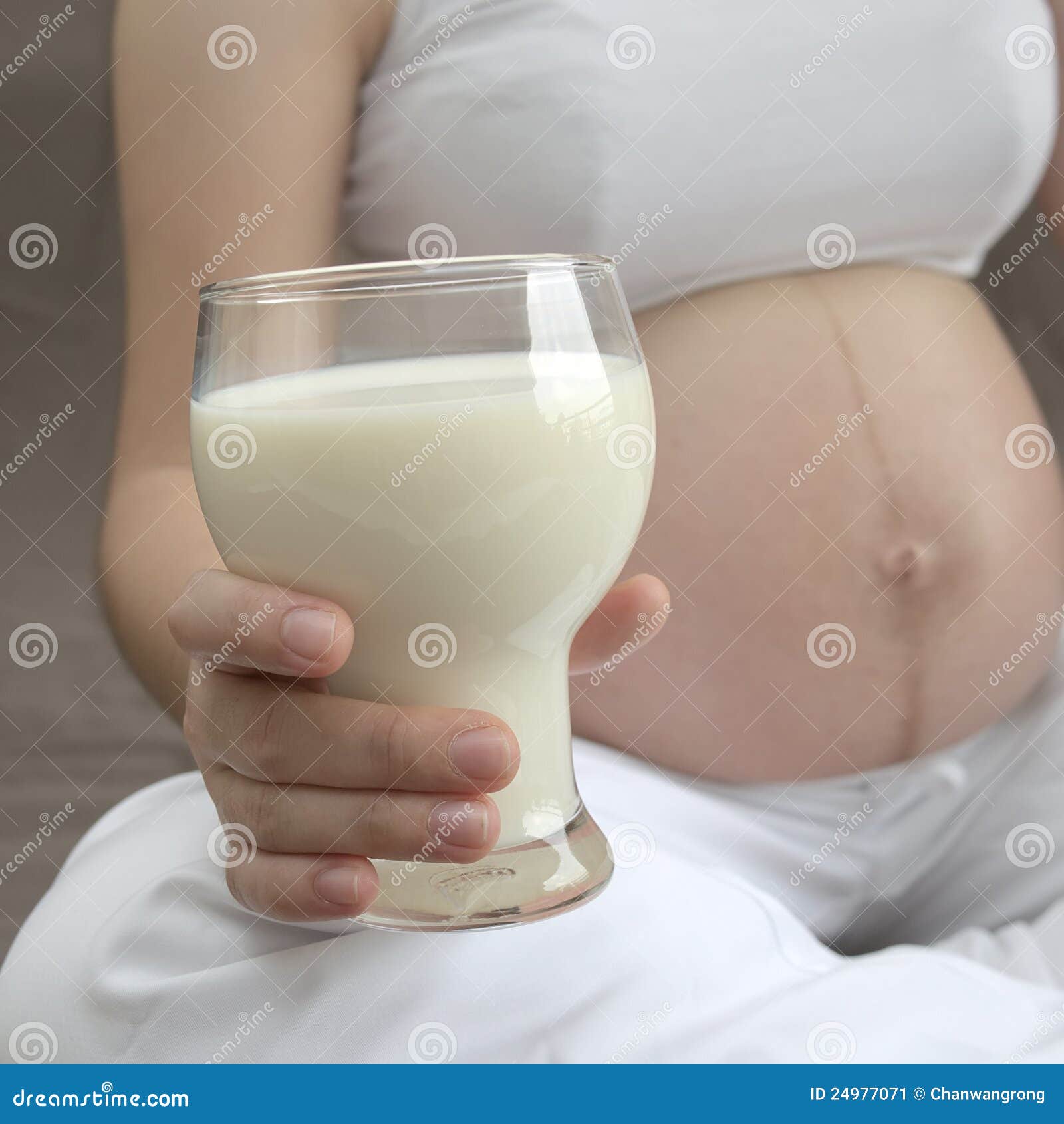 приходит молоко в одну грудь фото 38