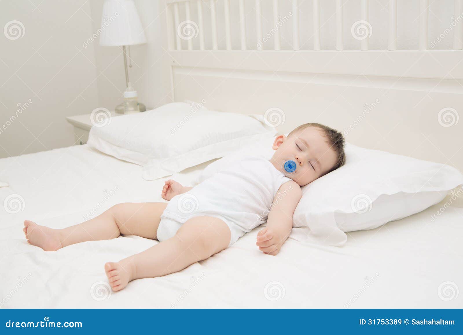 Подушки 6 месяцев. Спящий ребенок. Ребенок лежит. Подушка для годовалого ребенка. Малыш лежит.