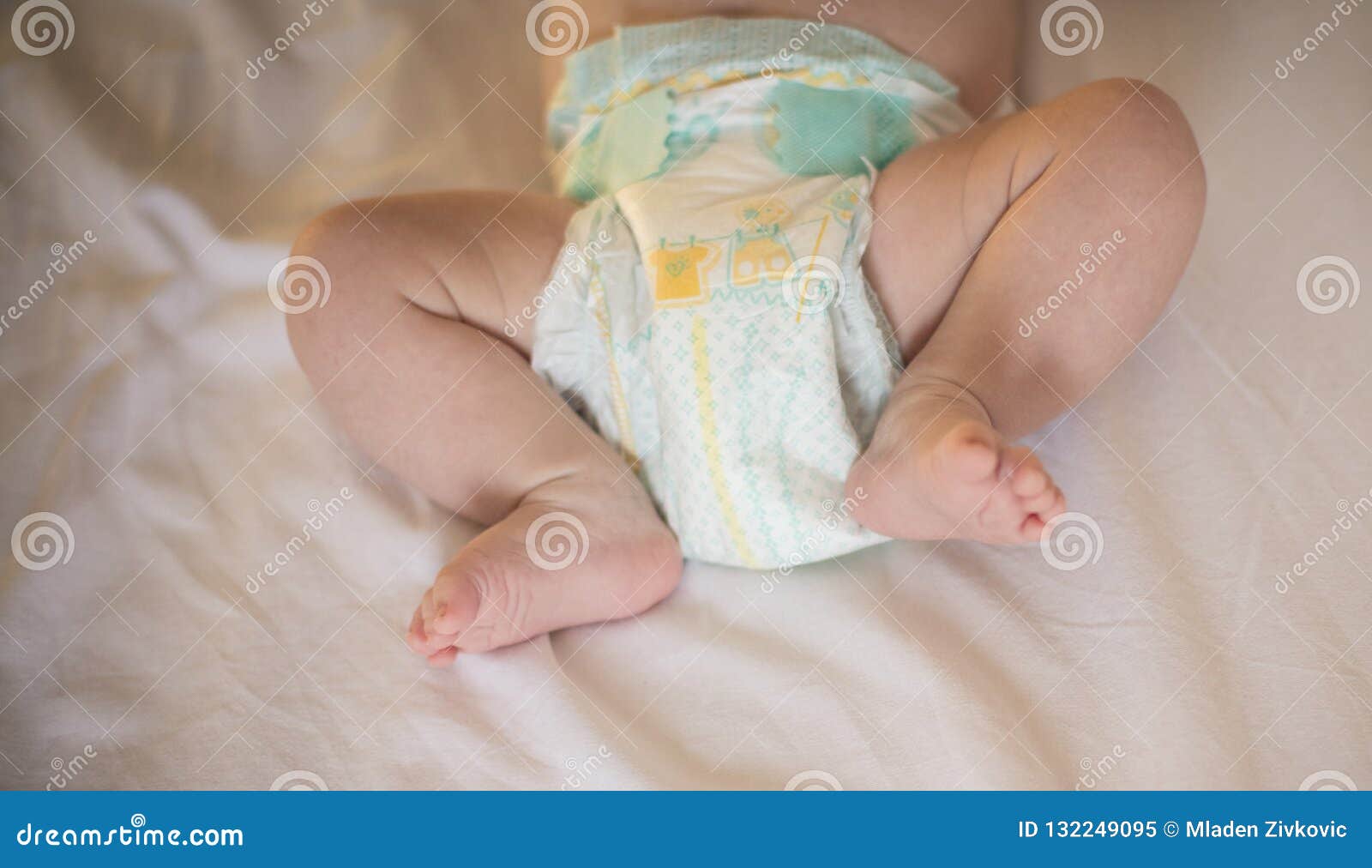 Почему дети поджимают ноги. Складки у грудничка на ножках. Голень новорожденного. Складки на ногах у новорожденного. Складки у новорожденных на ногах.