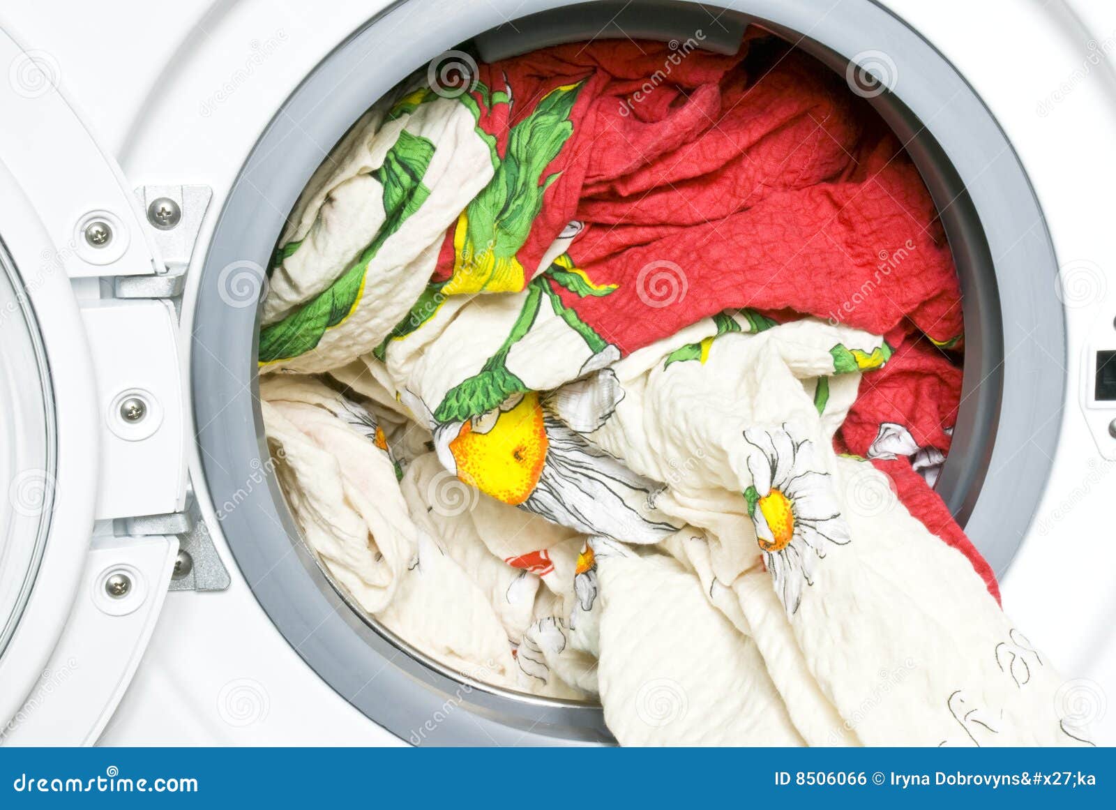 Как стирать одеяло в машинке. Одеяло в стиральной машине. Стирка одеяла. Стирка одеяла в стиральной машине. Стирка одеяла в прачечной.