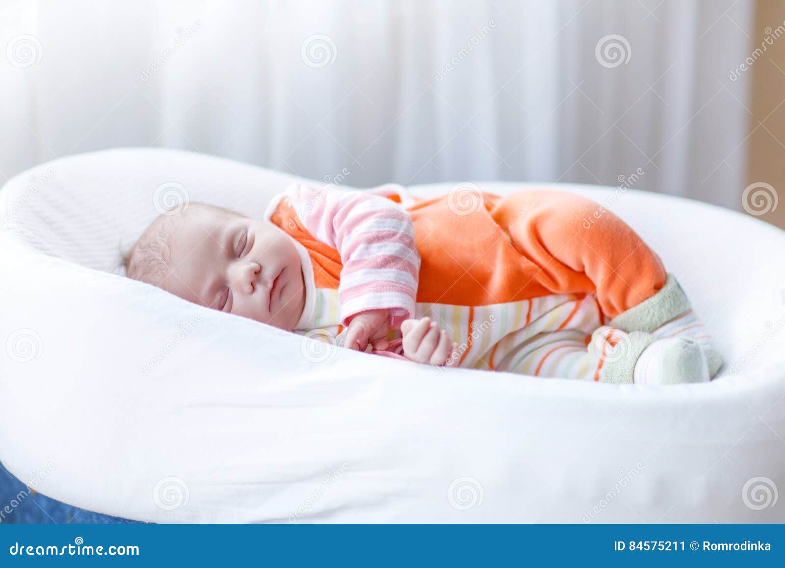 Сон на боку новорожденного