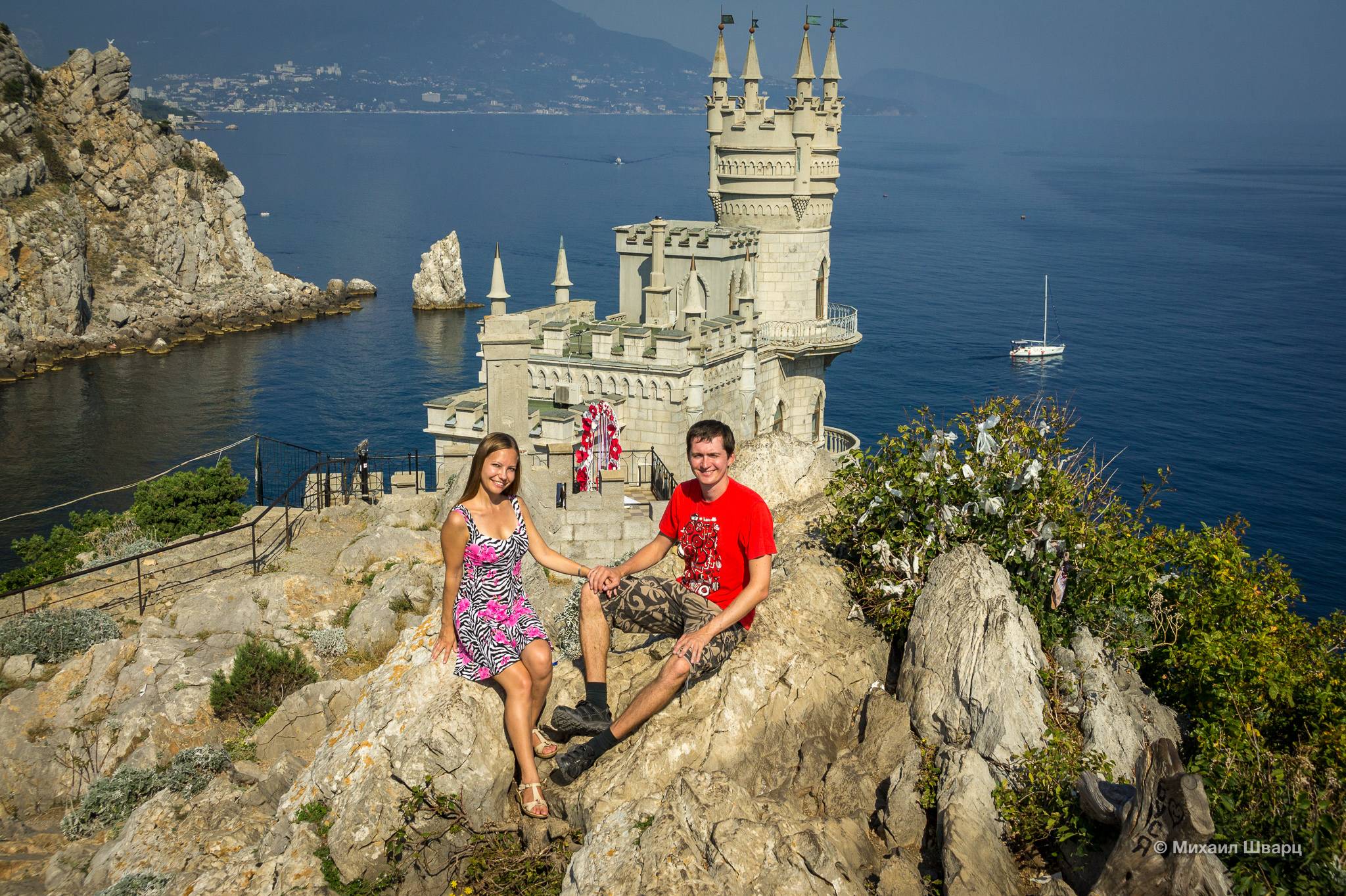 Куда поехать летом на отдых. Мария Ялта. Ласточкино гнездо туристы. Путешествие по Крыму. Туристы в Крыму.