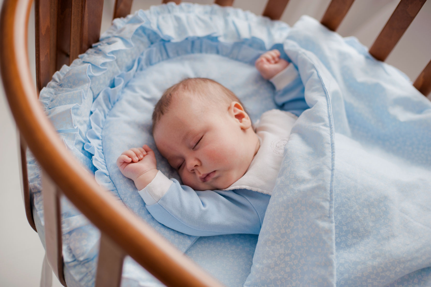 Rebyonok. Кроватка для новорожденного. Младенец в кроватке. Новорожденный ребенок в кроватке. Колыбель для детей.