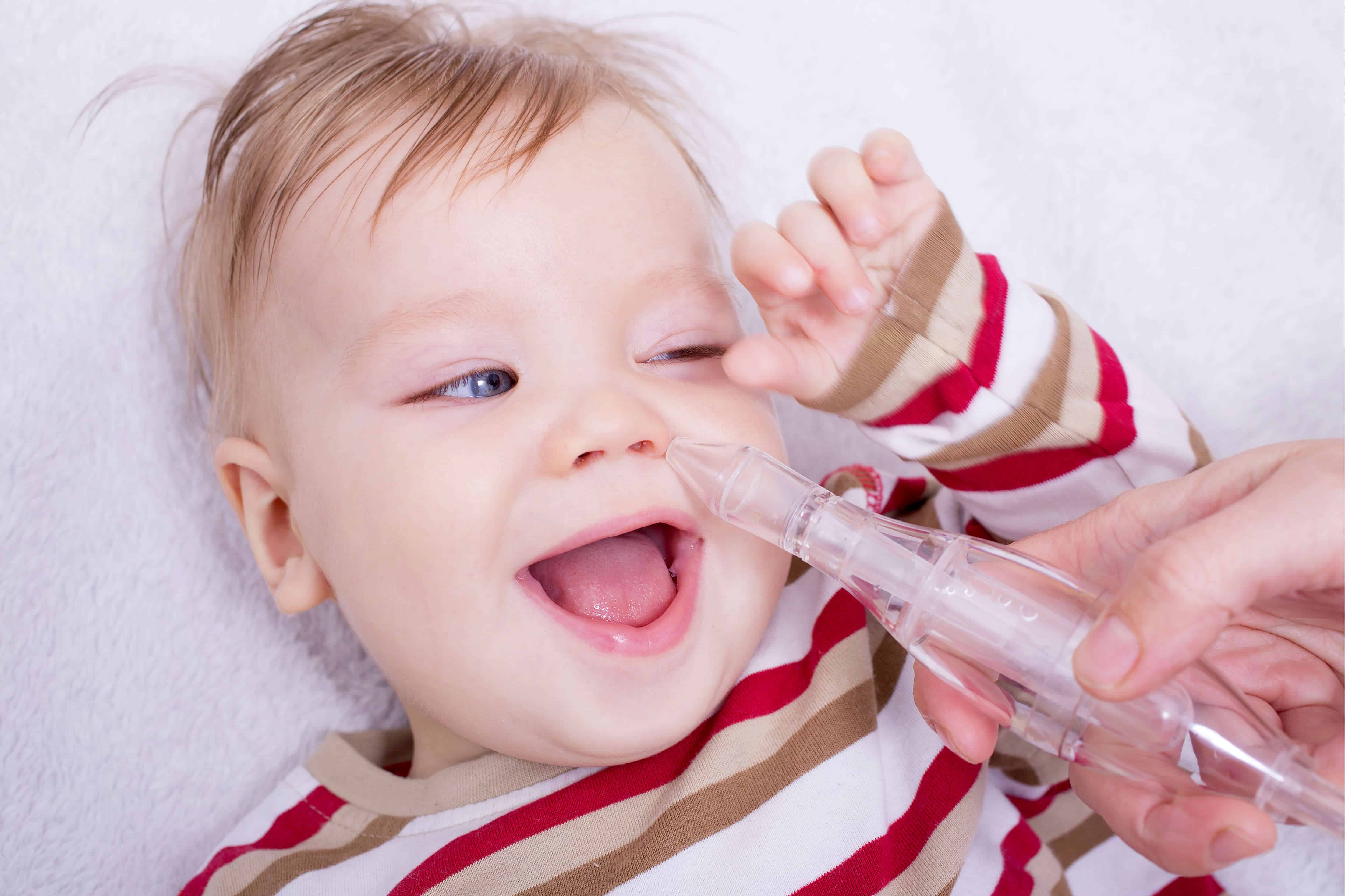 Ребенок год сильно заложен нос. Насморк у ребенка. Малыш насморк. Для промывания носа для детей.