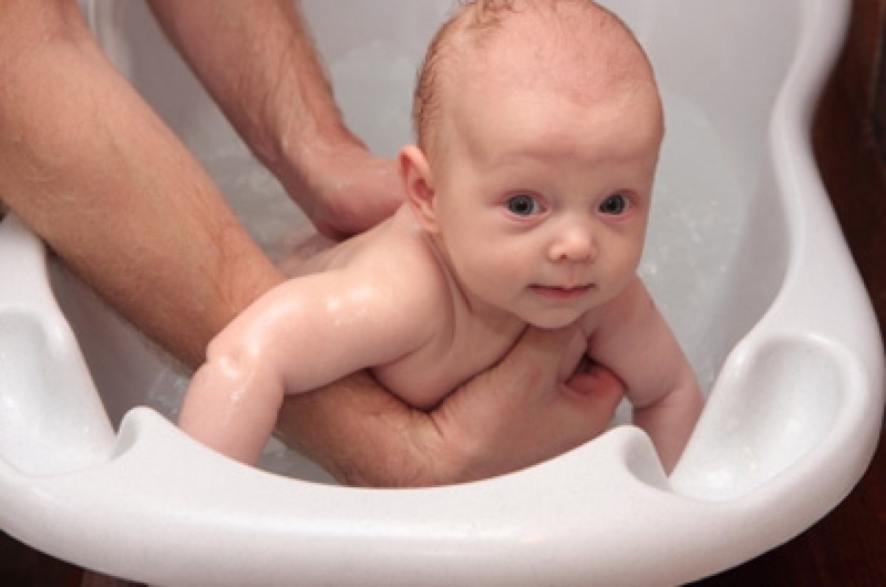 Как мыть новорожденного мальчика. Купание малыша. Подмывание новорожденного ребенка. Подмывание малышей грудничков.