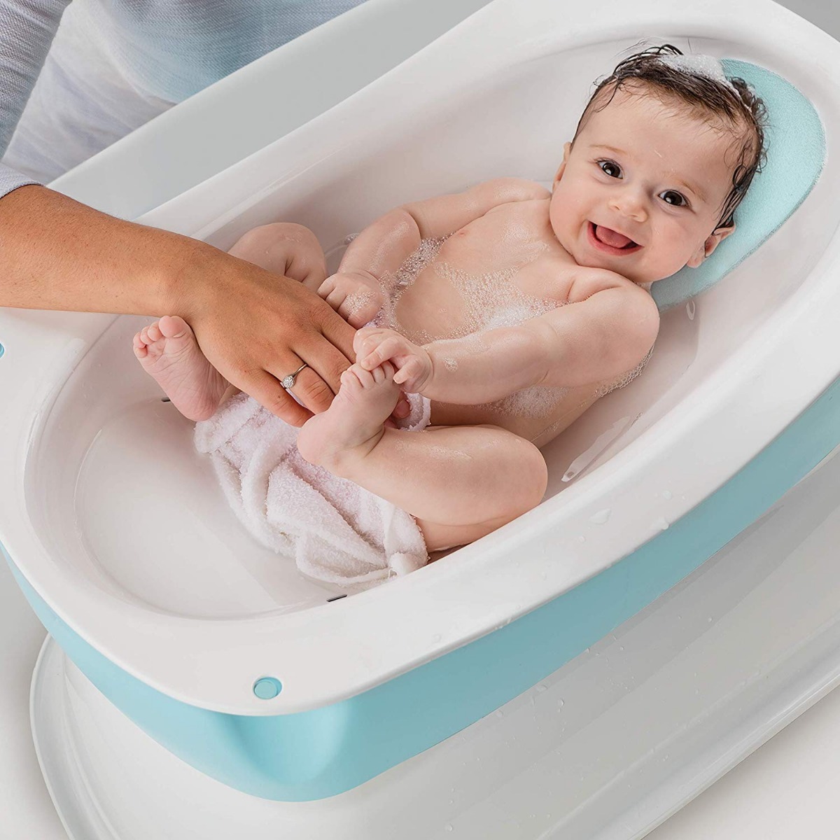 Новорожденный ребенок первое купание. Ванночка для детей. Ванночка для новорожденного. Малыш купается. Ванная для малыша.