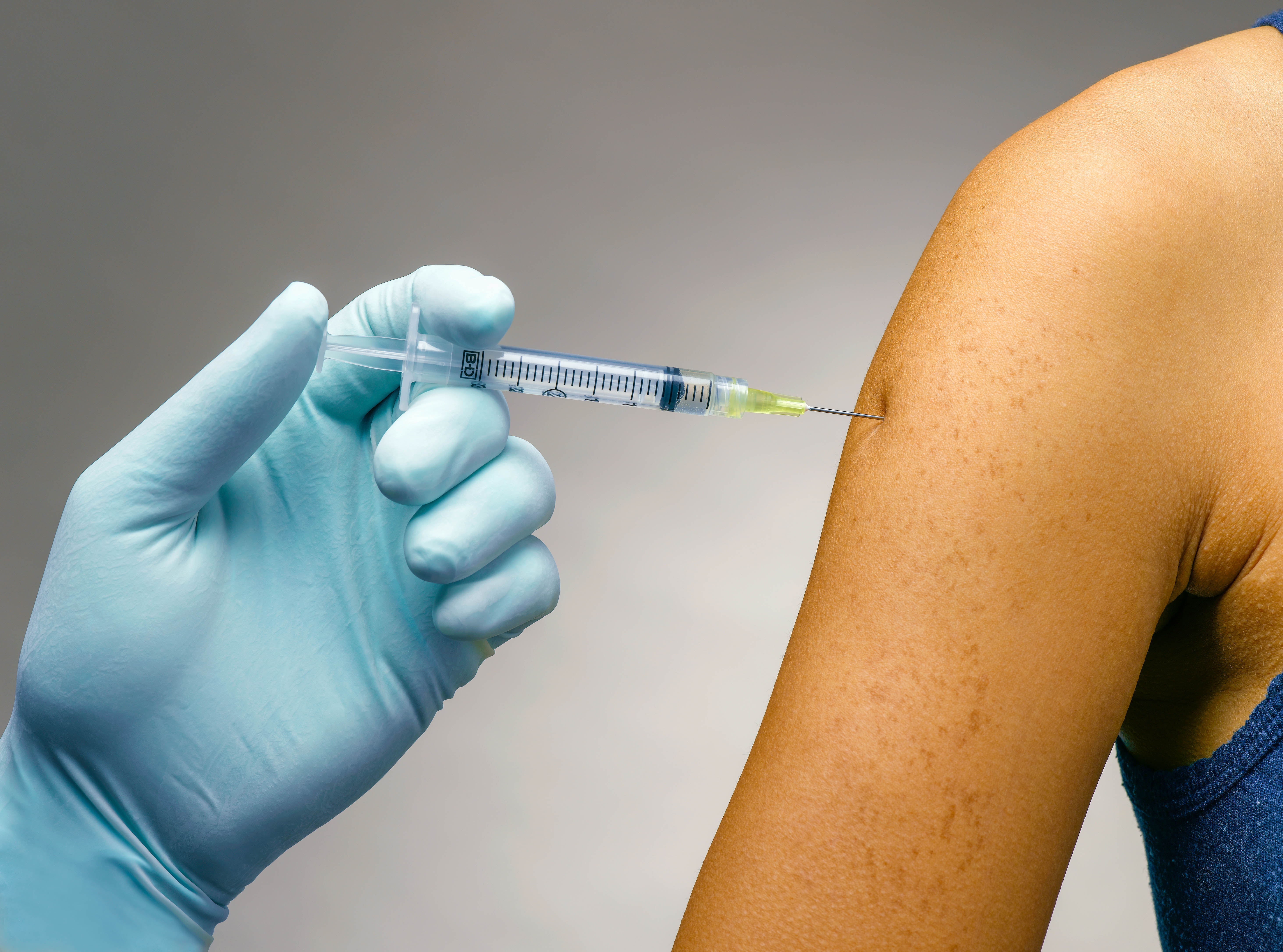 Вакцина в плечо. Вакцинация. Вакцинация укол. Уколы и прививки. Введение вакцины.