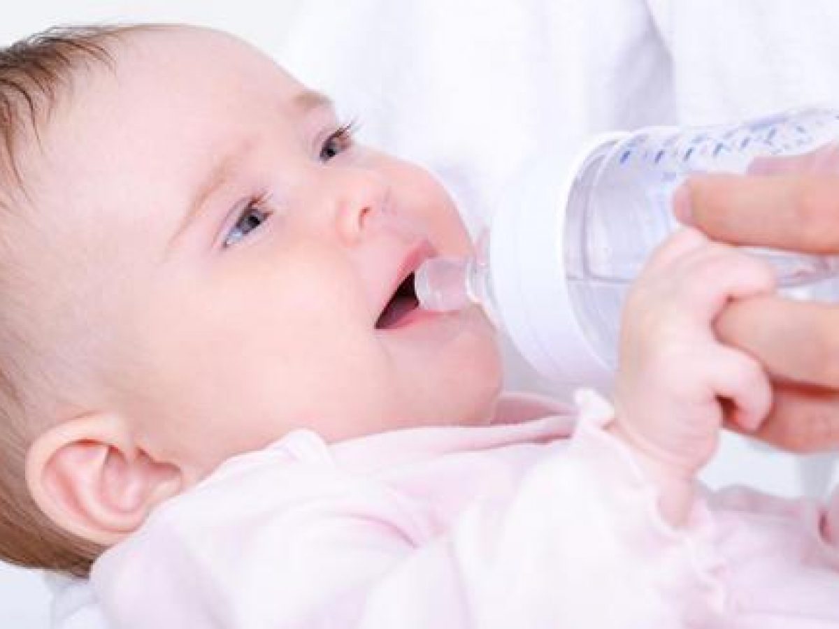 Когда давать воду новорожденному при грудном