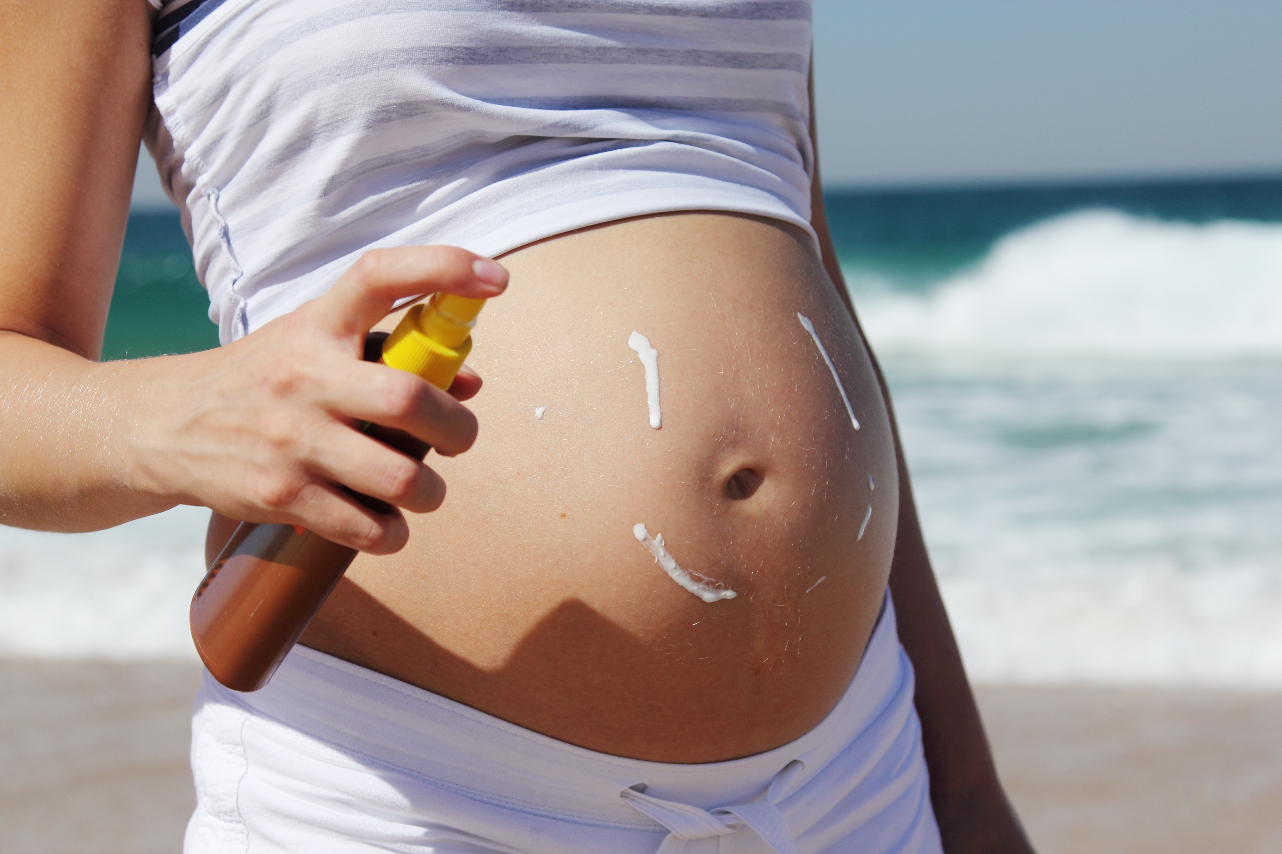 Можно ли беременным загорать на солнце. Загар для беременных. Беременные на пляже.