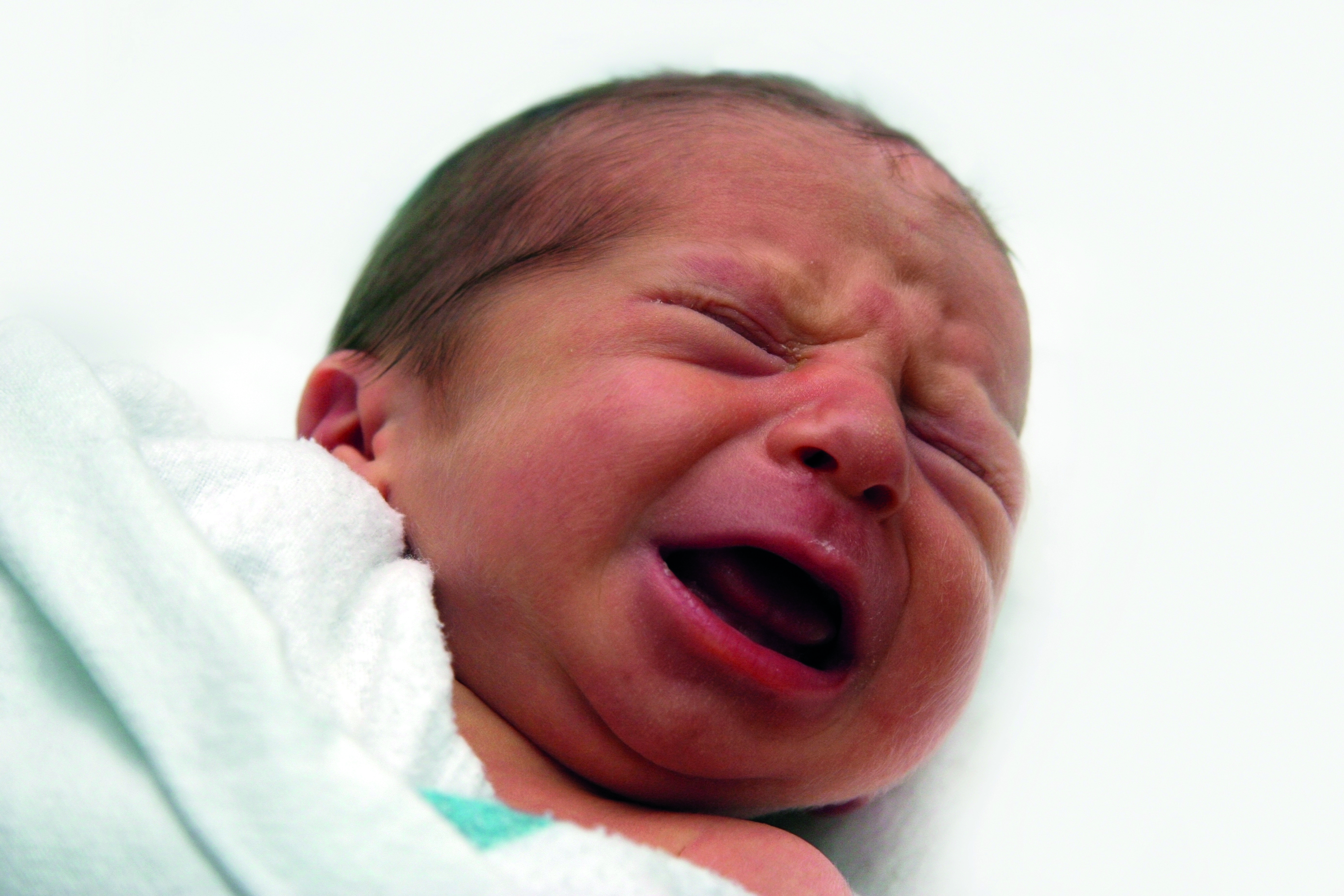 Почему новорожденный плачет после